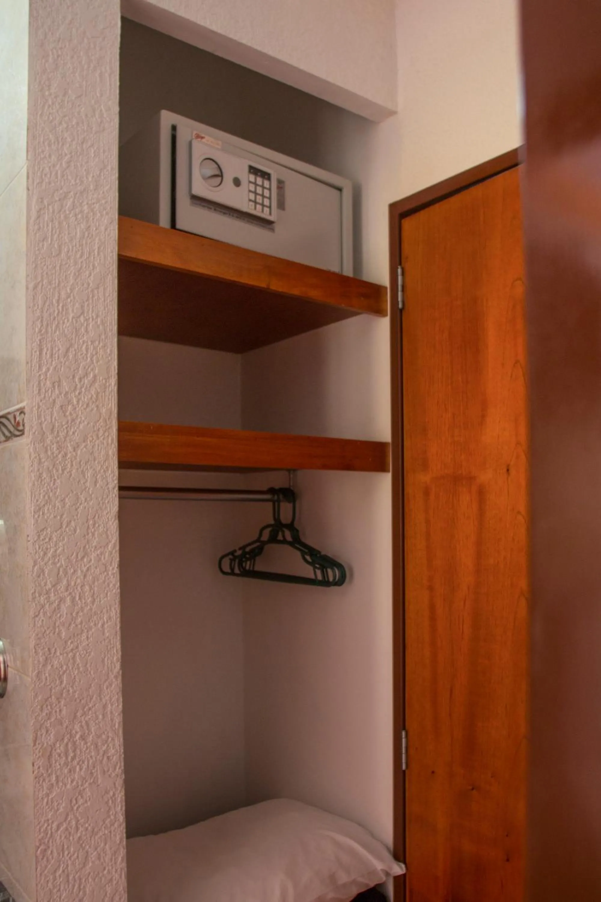 Deluxe Queen Room - single occupancy in Las Avenidas