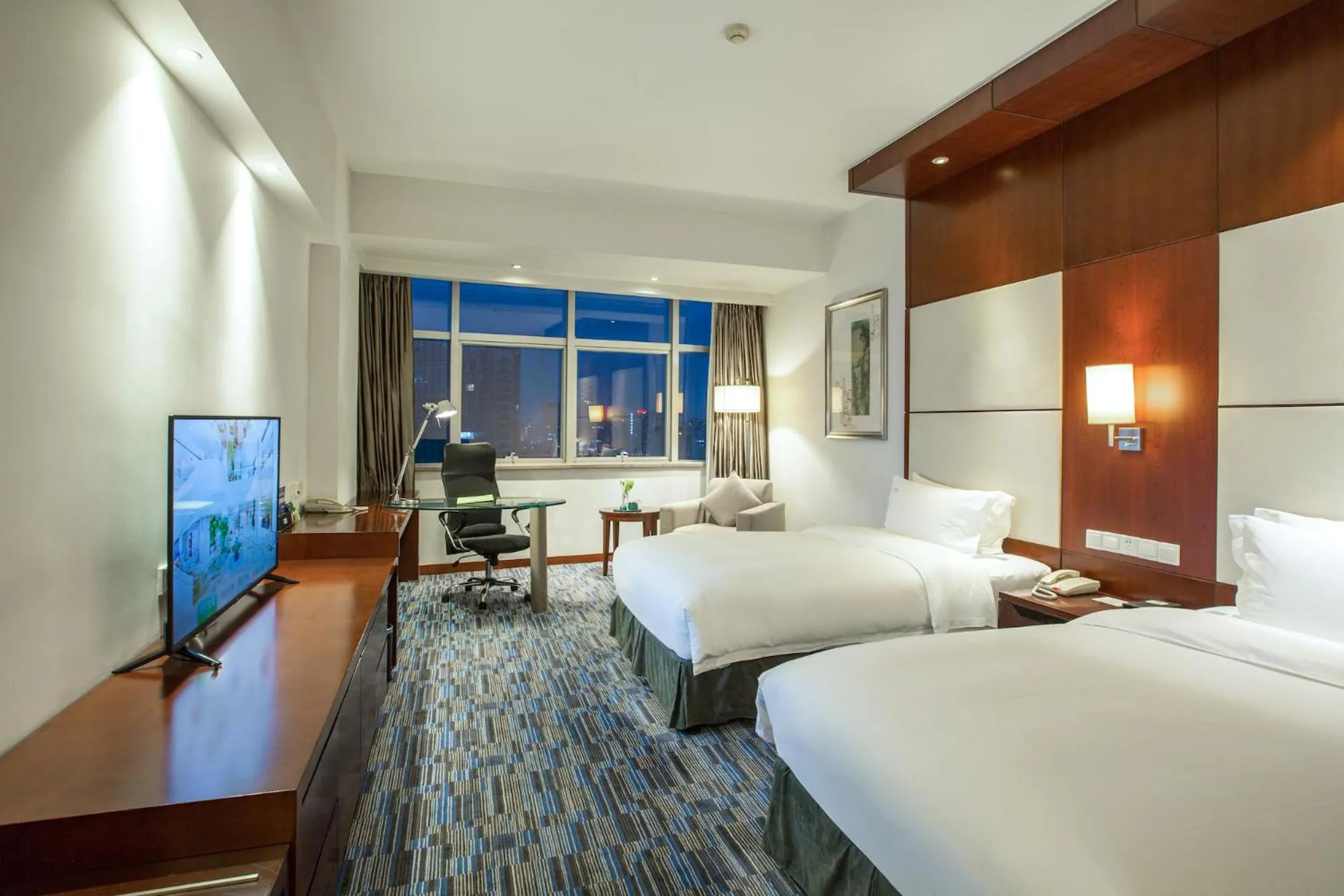 Photo of the whole room, Bed in Holiday Inn Xiaoshan by IHG