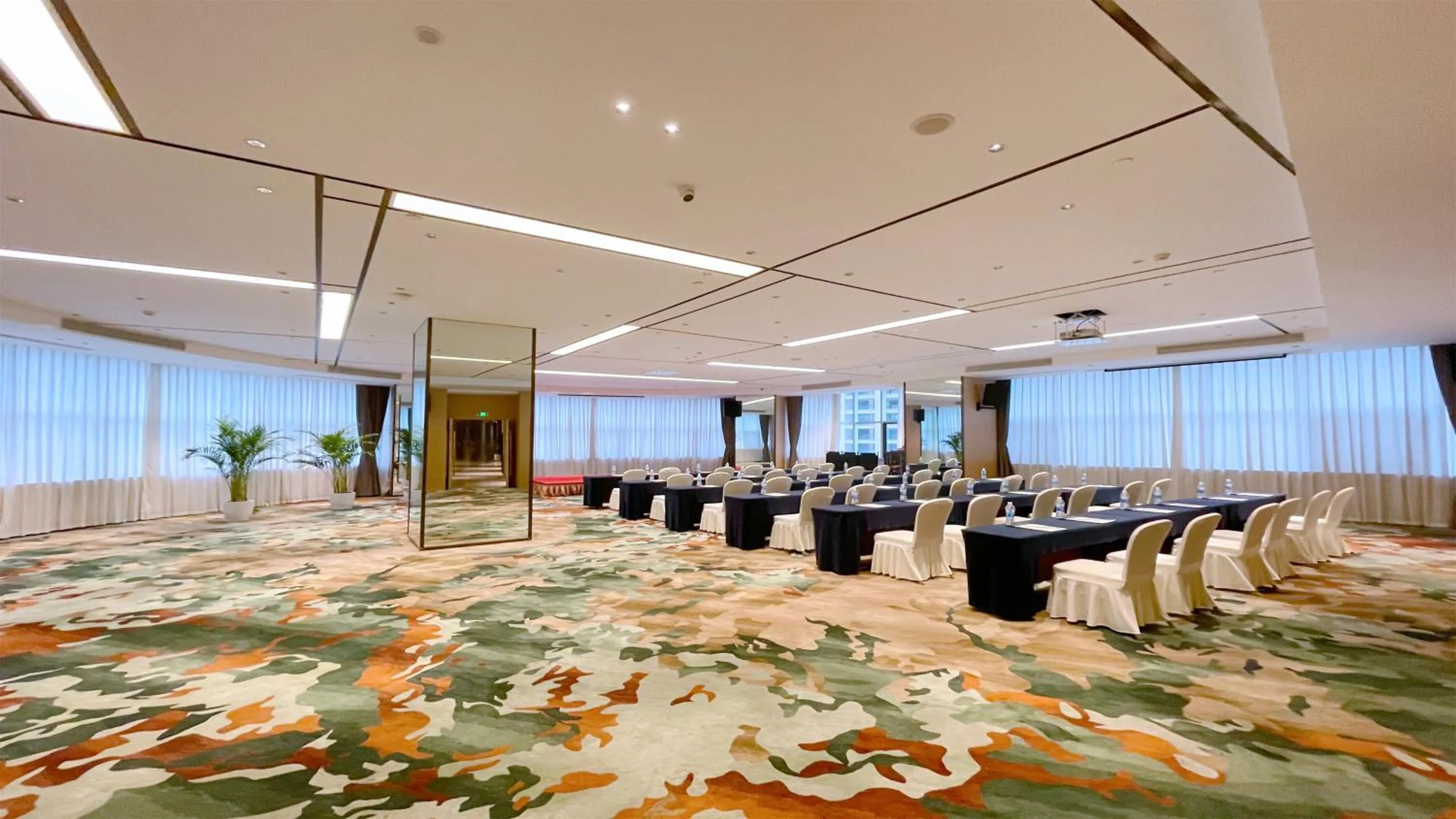 Meeting/conference room in Holiday Inn Xiaoshan by IHG