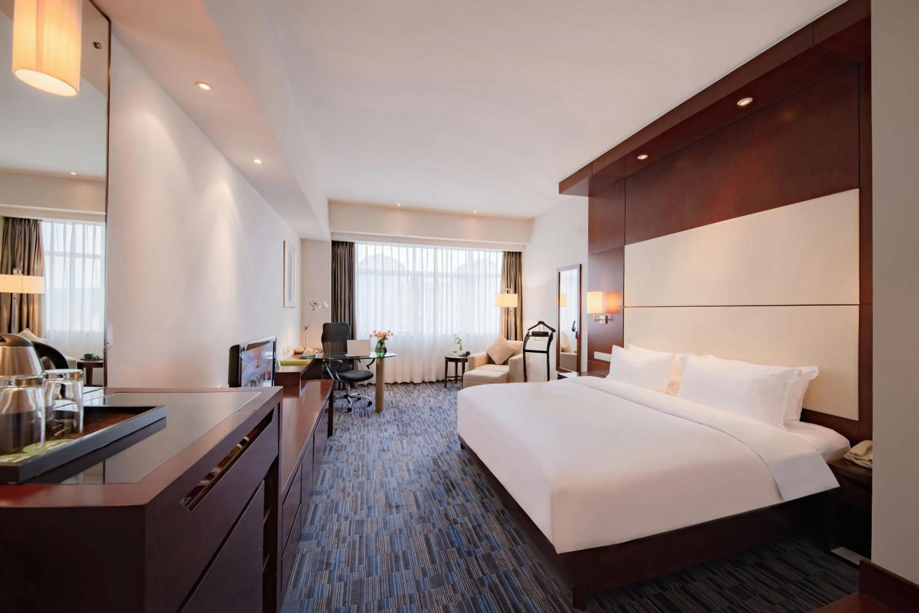 Photo of the whole room, Bed in Holiday Inn Xiaoshan by IHG