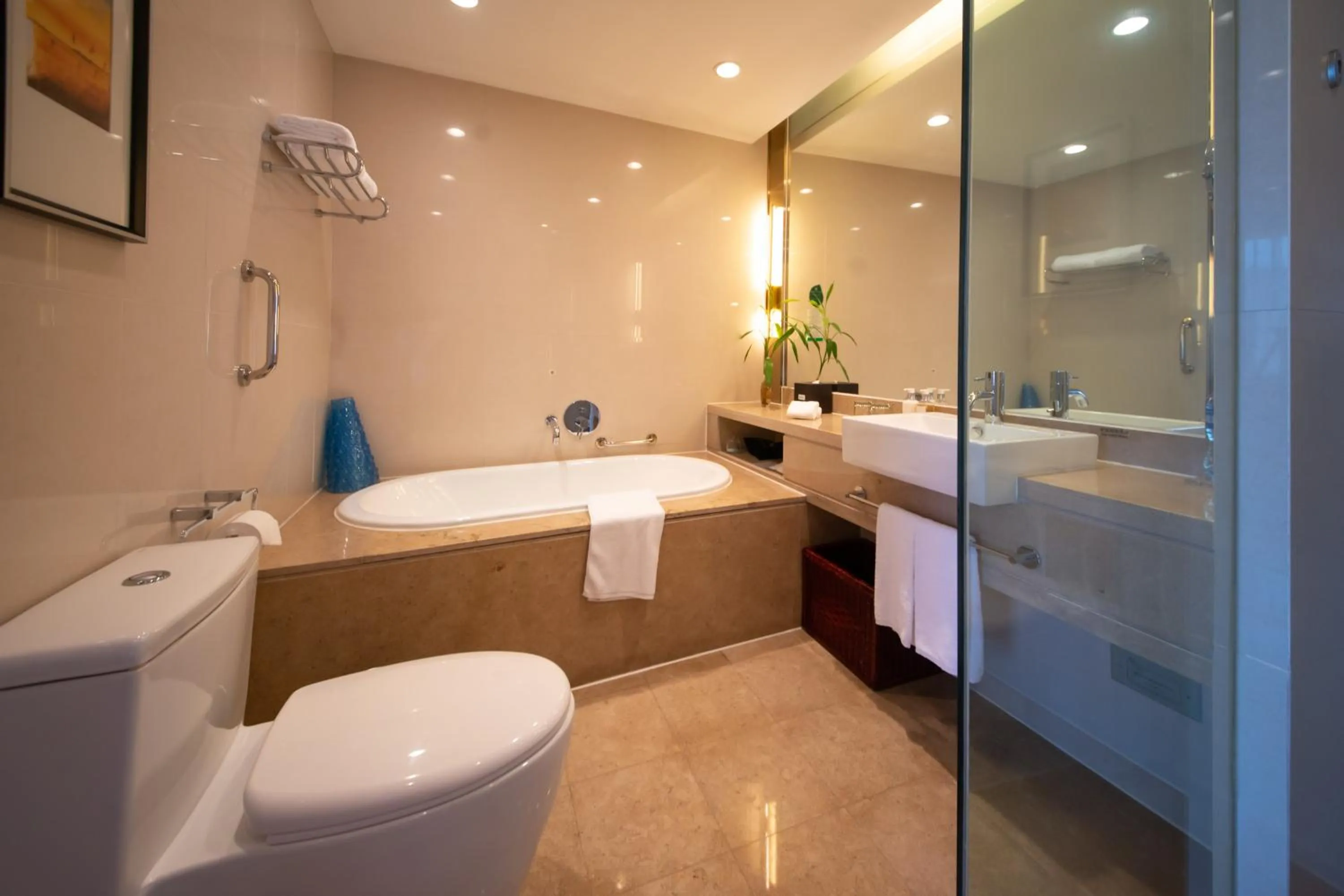 Toilet in Holiday Inn Xiaoshan by IHG