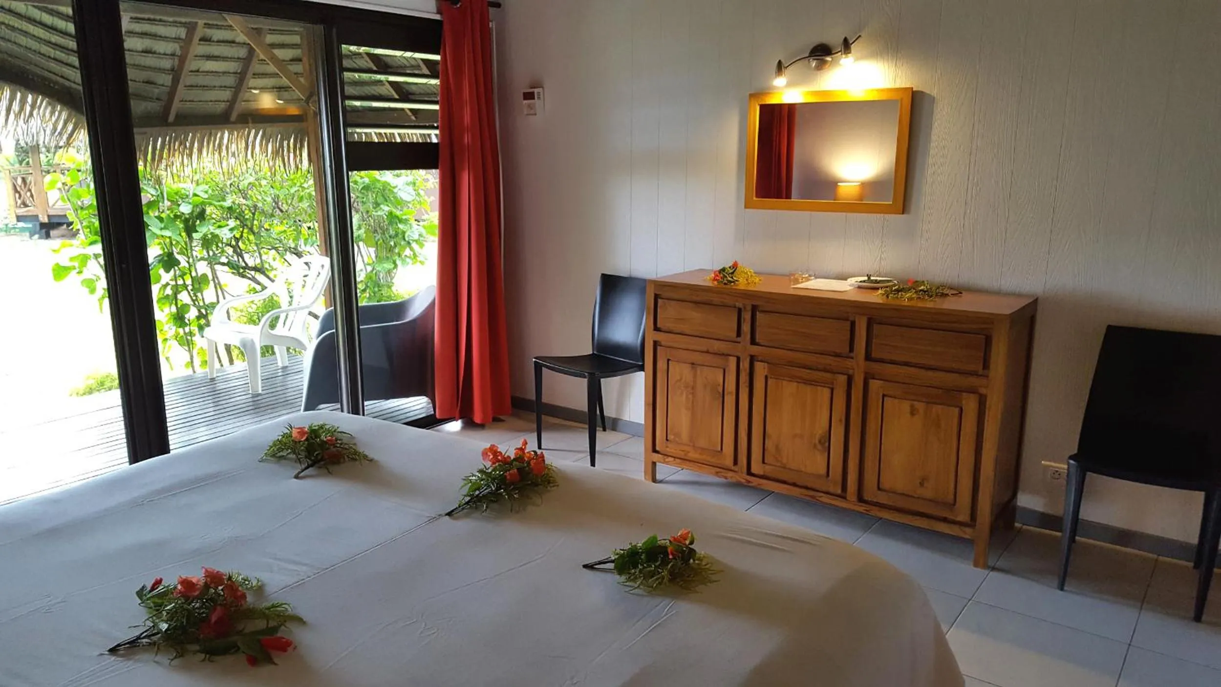 Patio, Bed in Hotel Hibiscus