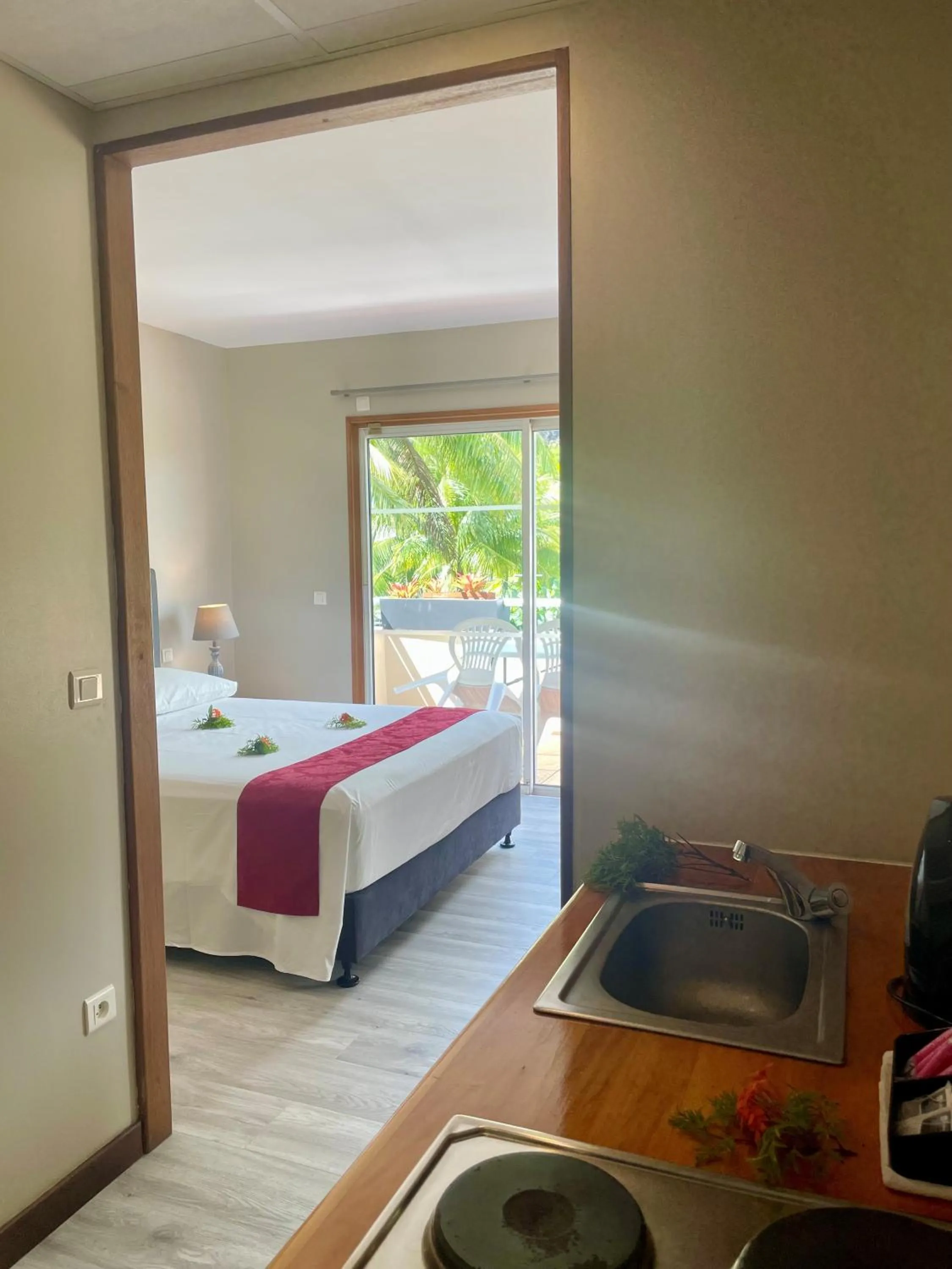 Kitchen or kitchenette, Bed in Hotel Hibiscus