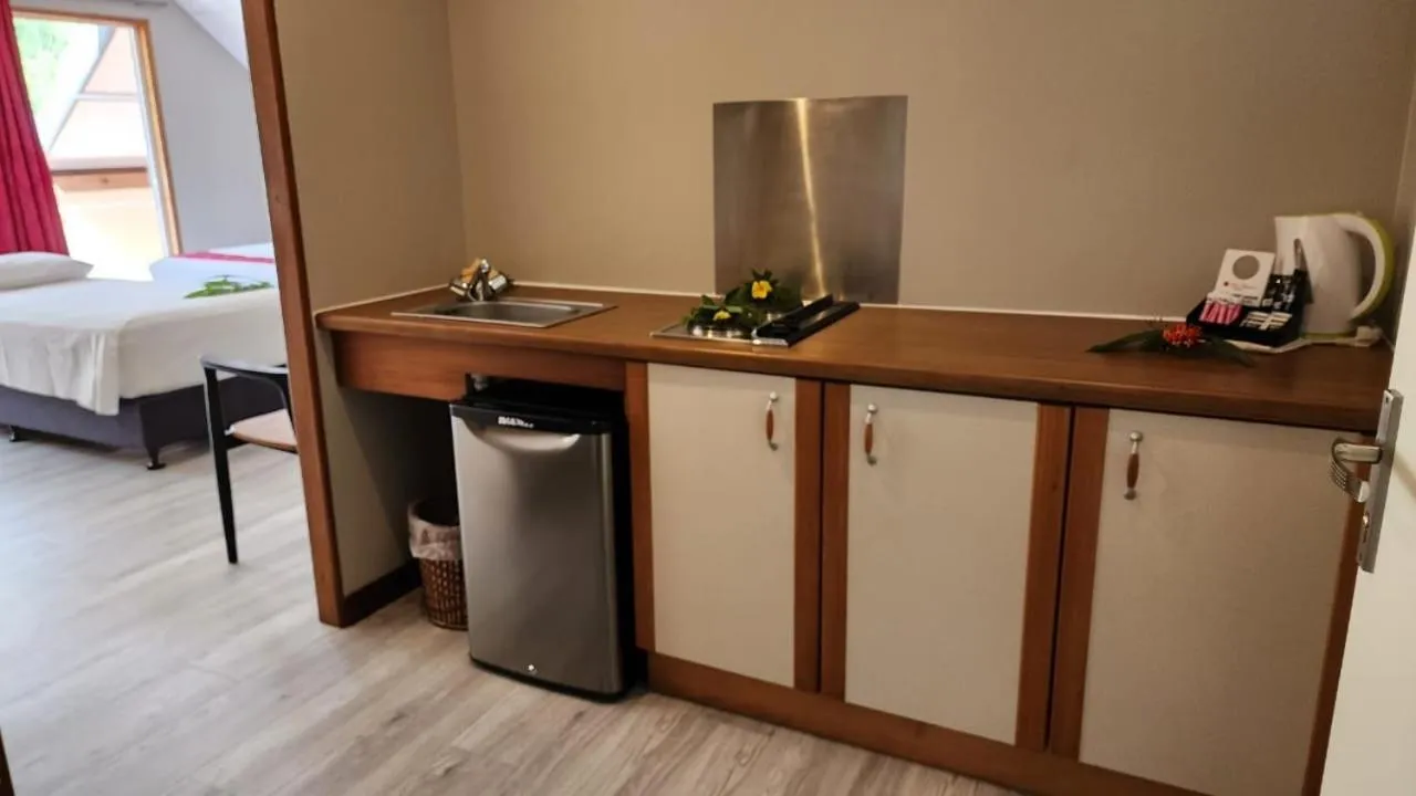 Kitchen or kitchenette, Bed in Hotel Hibiscus