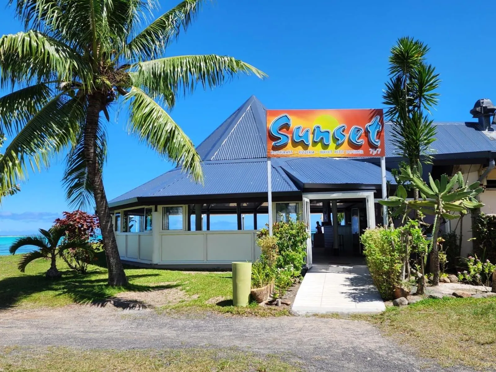 Restaurant/places to eat in Hotel Hibiscus