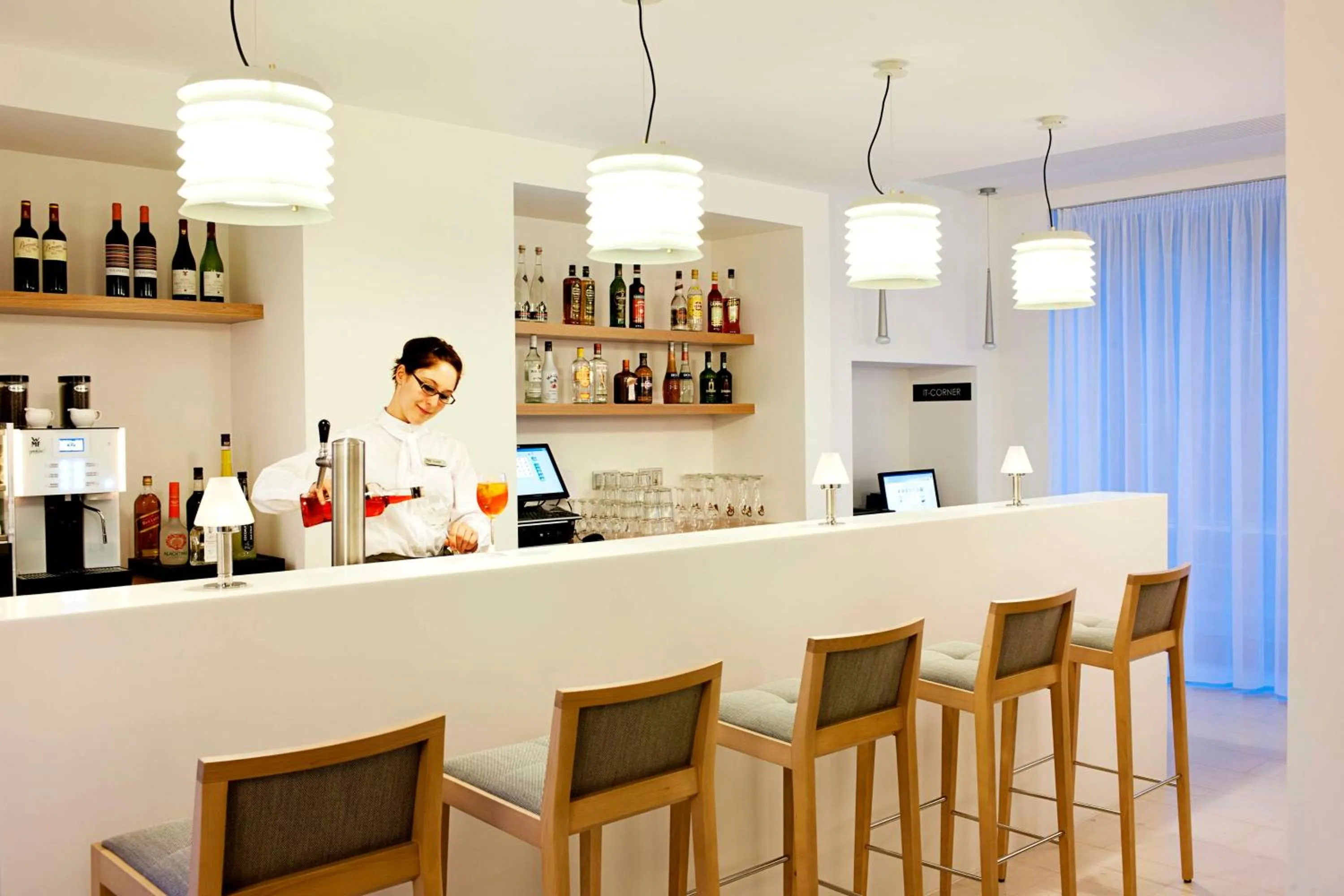 Lounge or bar in NH Frankfurt Messe