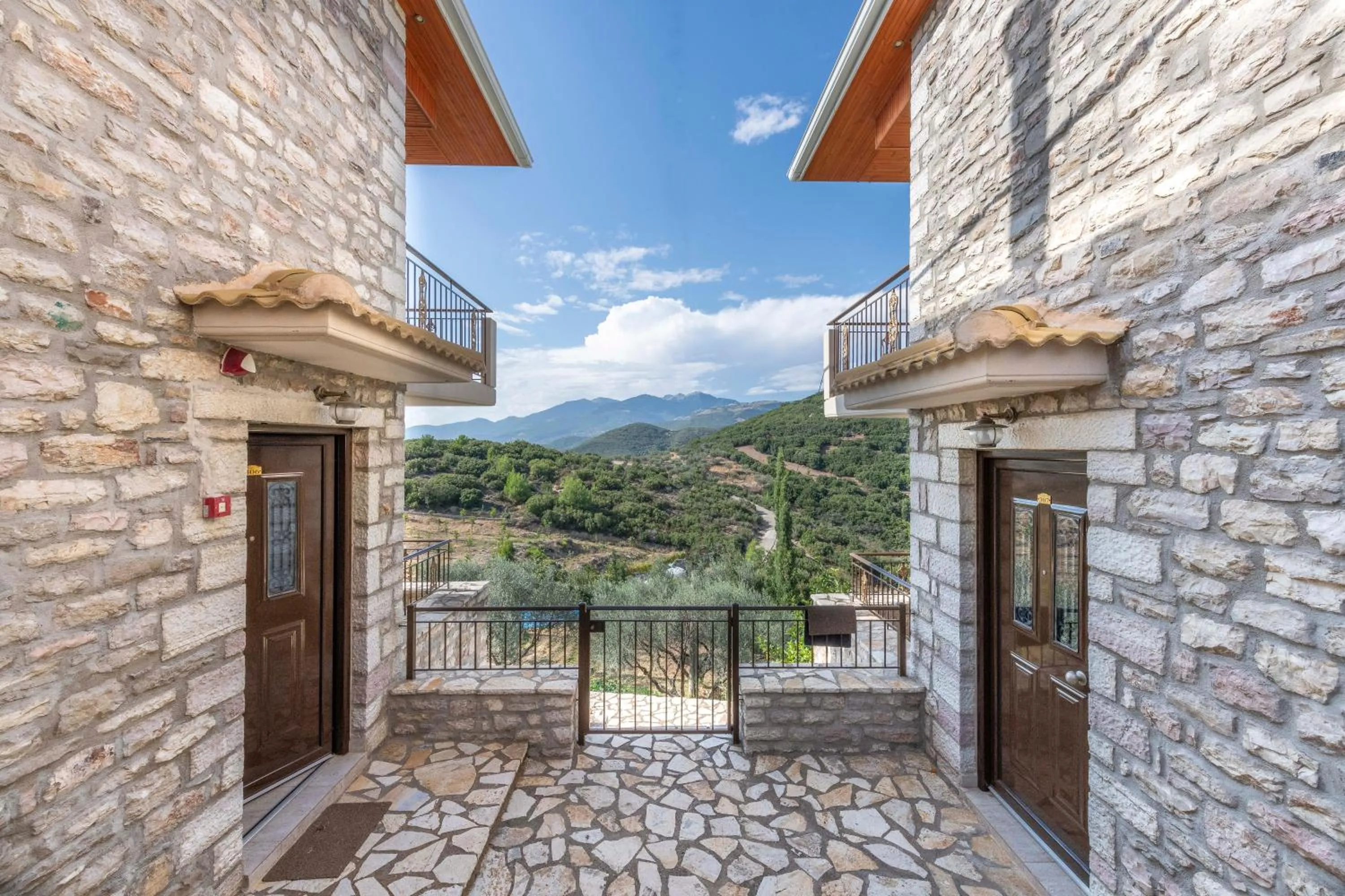 Facade/entrance in Thermios Apollon