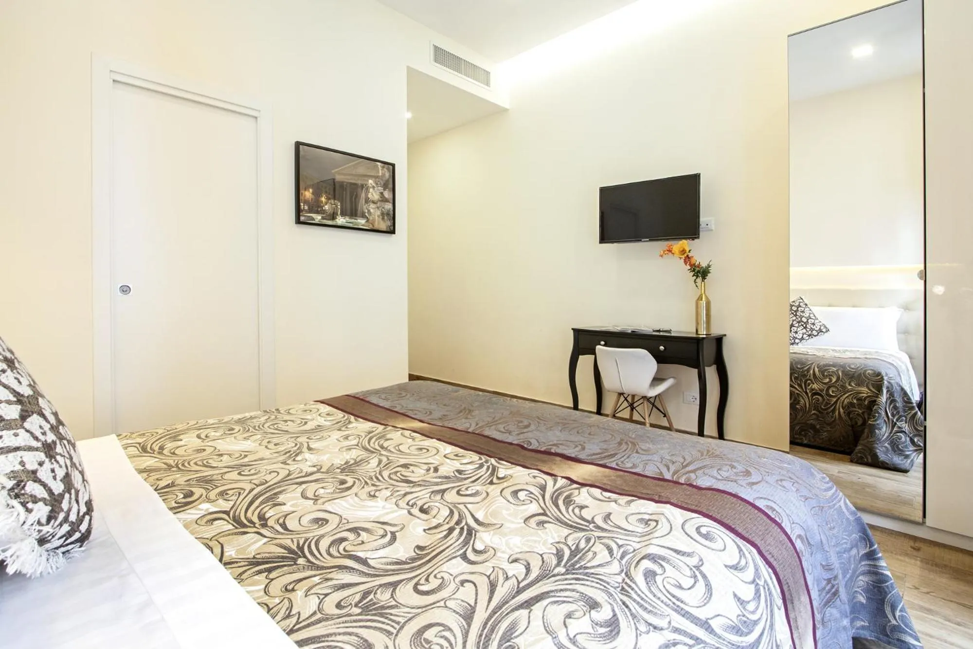 Photo of the whole room, Bed in Quiriti Vatican Relais