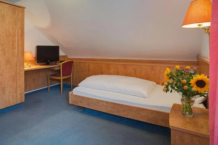Photo of the whole room, Bed in Hotel Möve garni