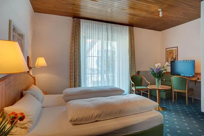 Photo of the whole room, Bed in Hotel Möve garni