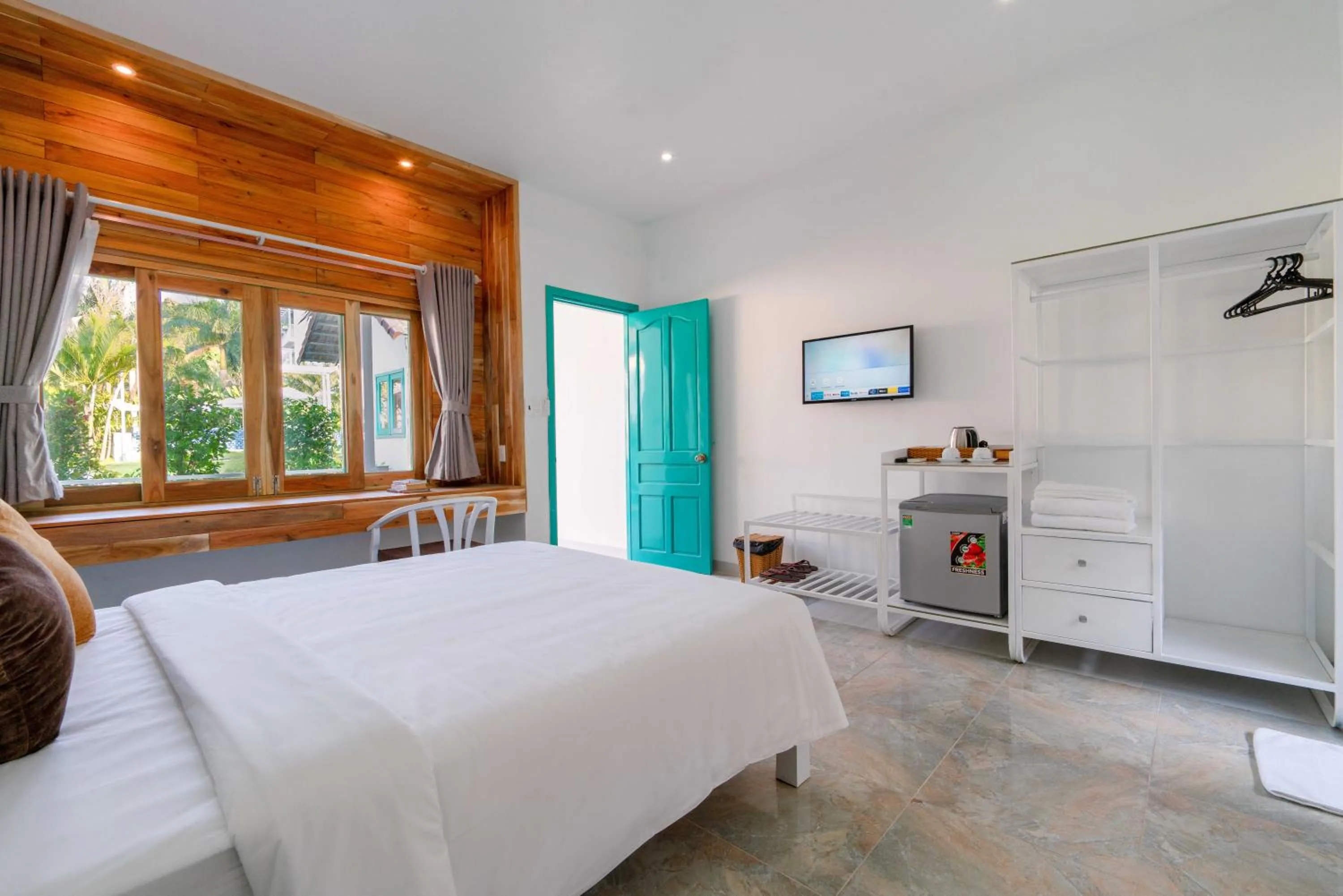 Photo of the whole room, Bed in Philip Bungalow