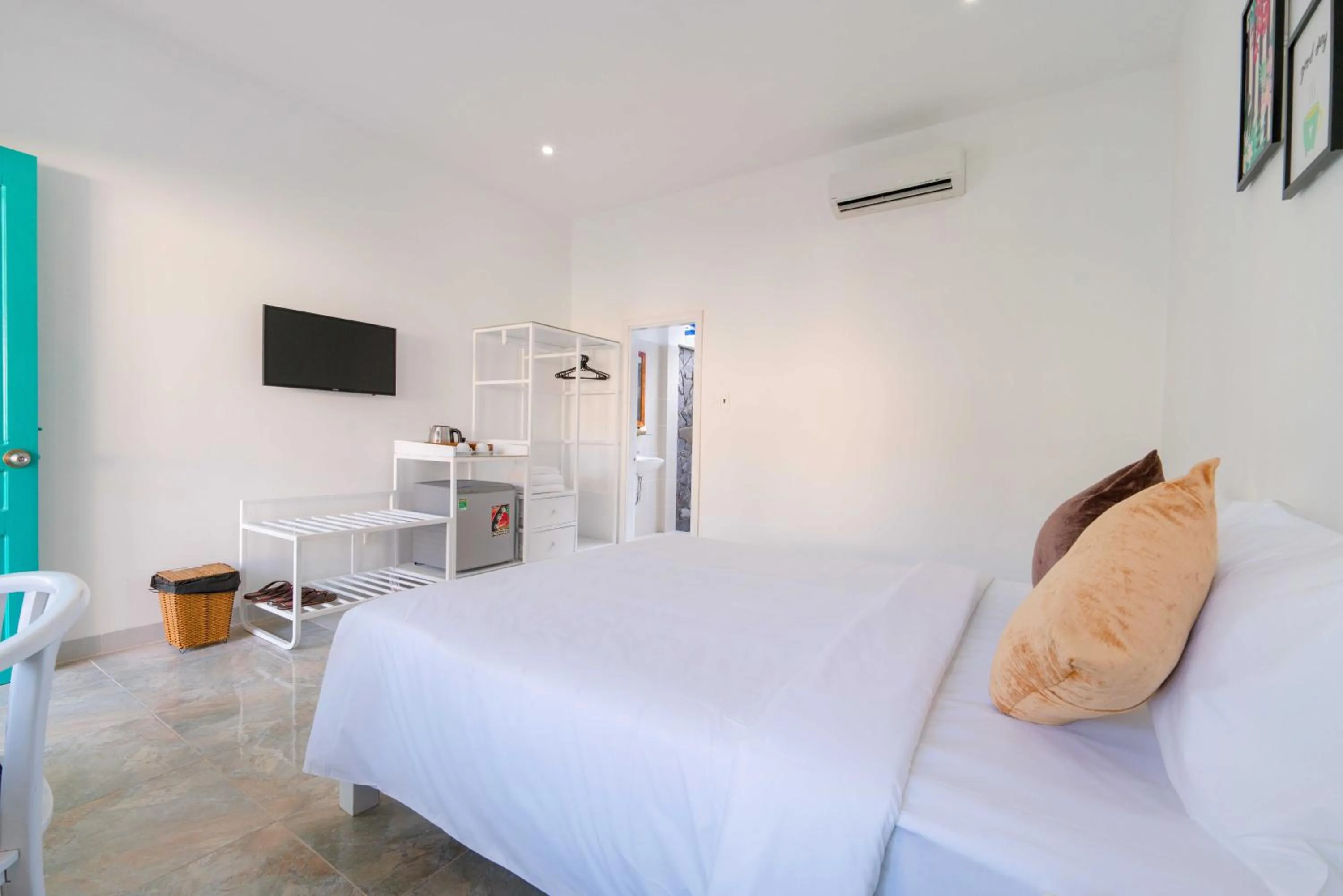 Photo of the whole room, Bed in Philip Bungalow