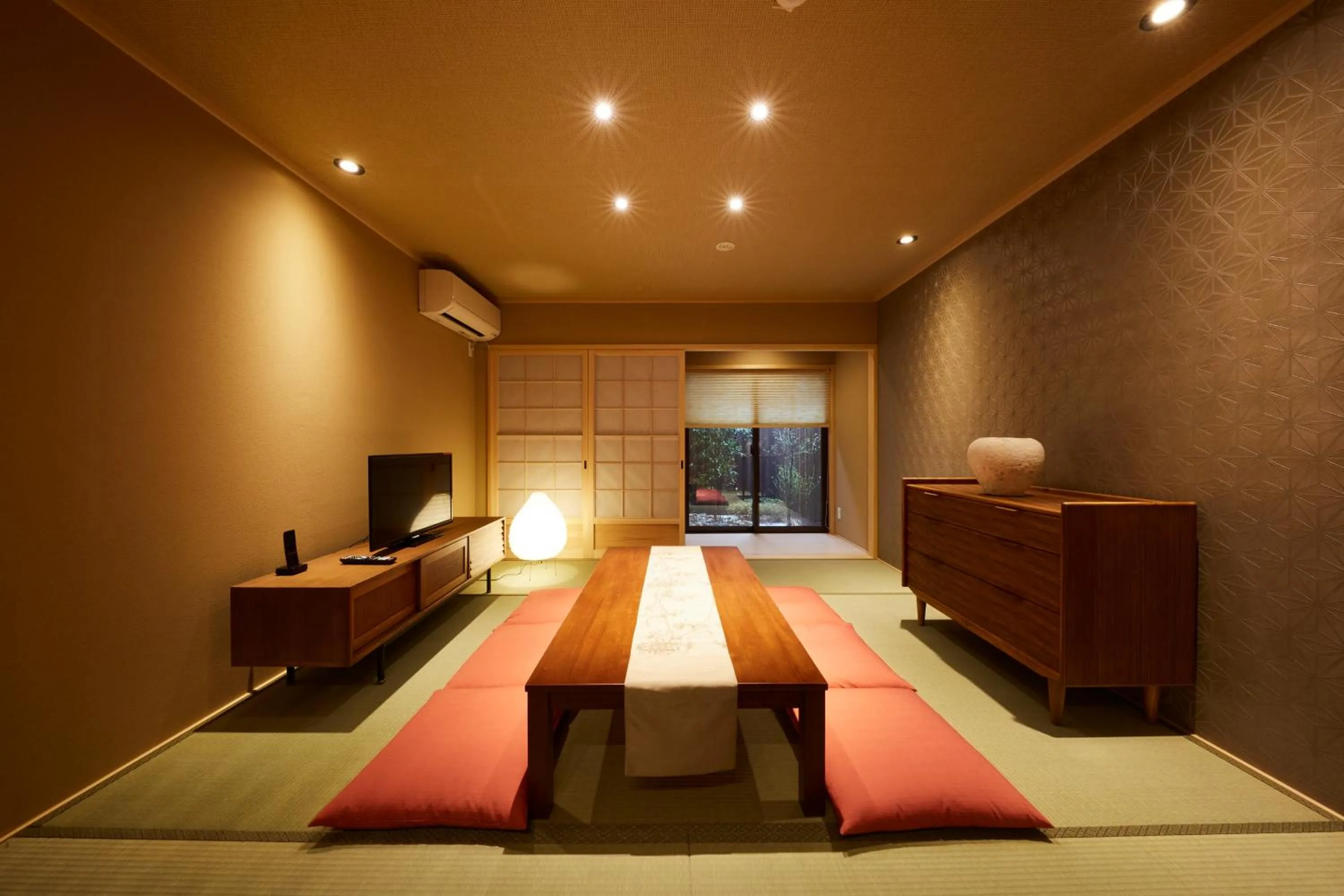 Living room, Bed in Rinn Miyagawacho Tsubaki