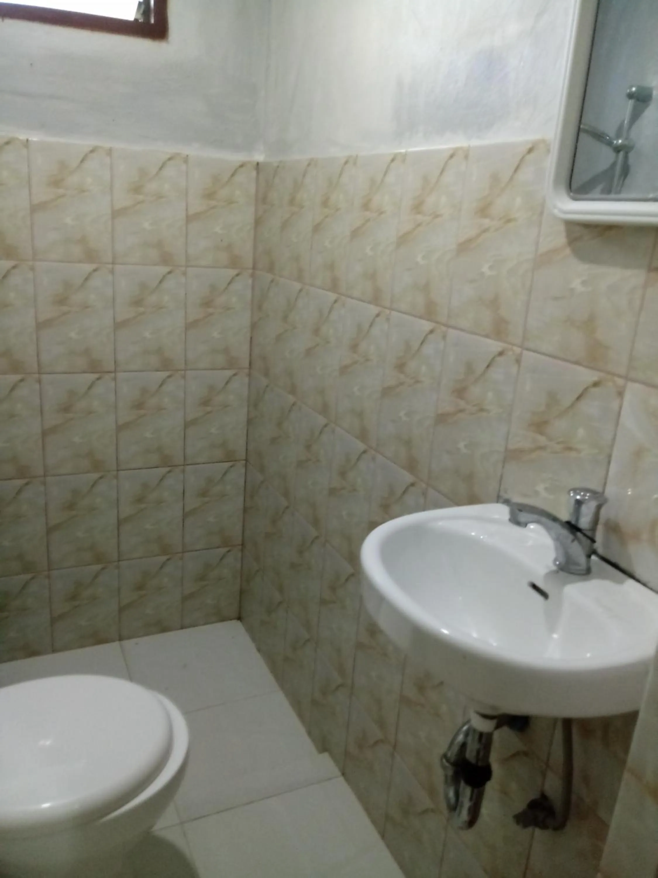 MiL's Hillside Tourist Inn