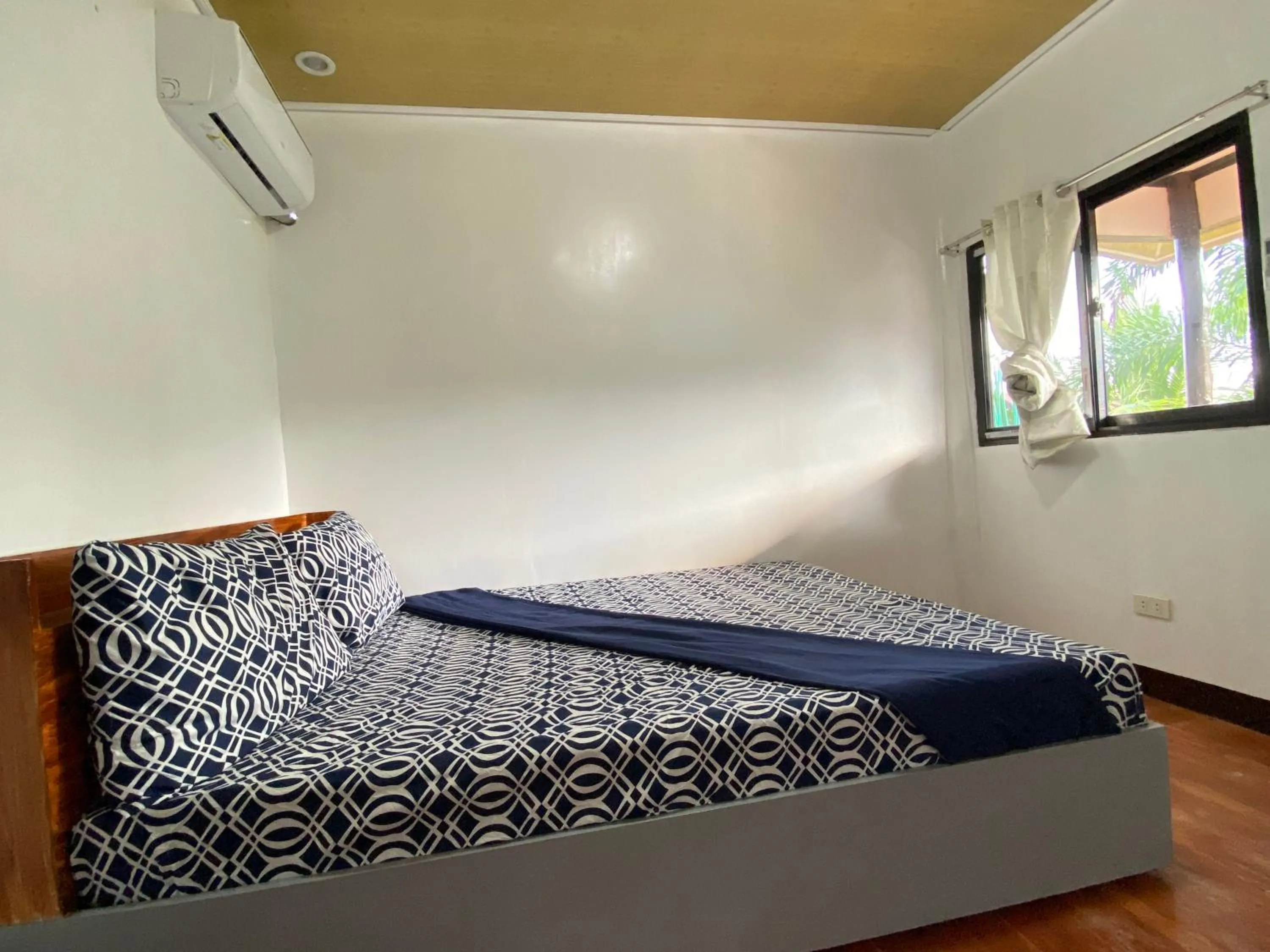 Bed in MiL's Hillside Tourist Inn