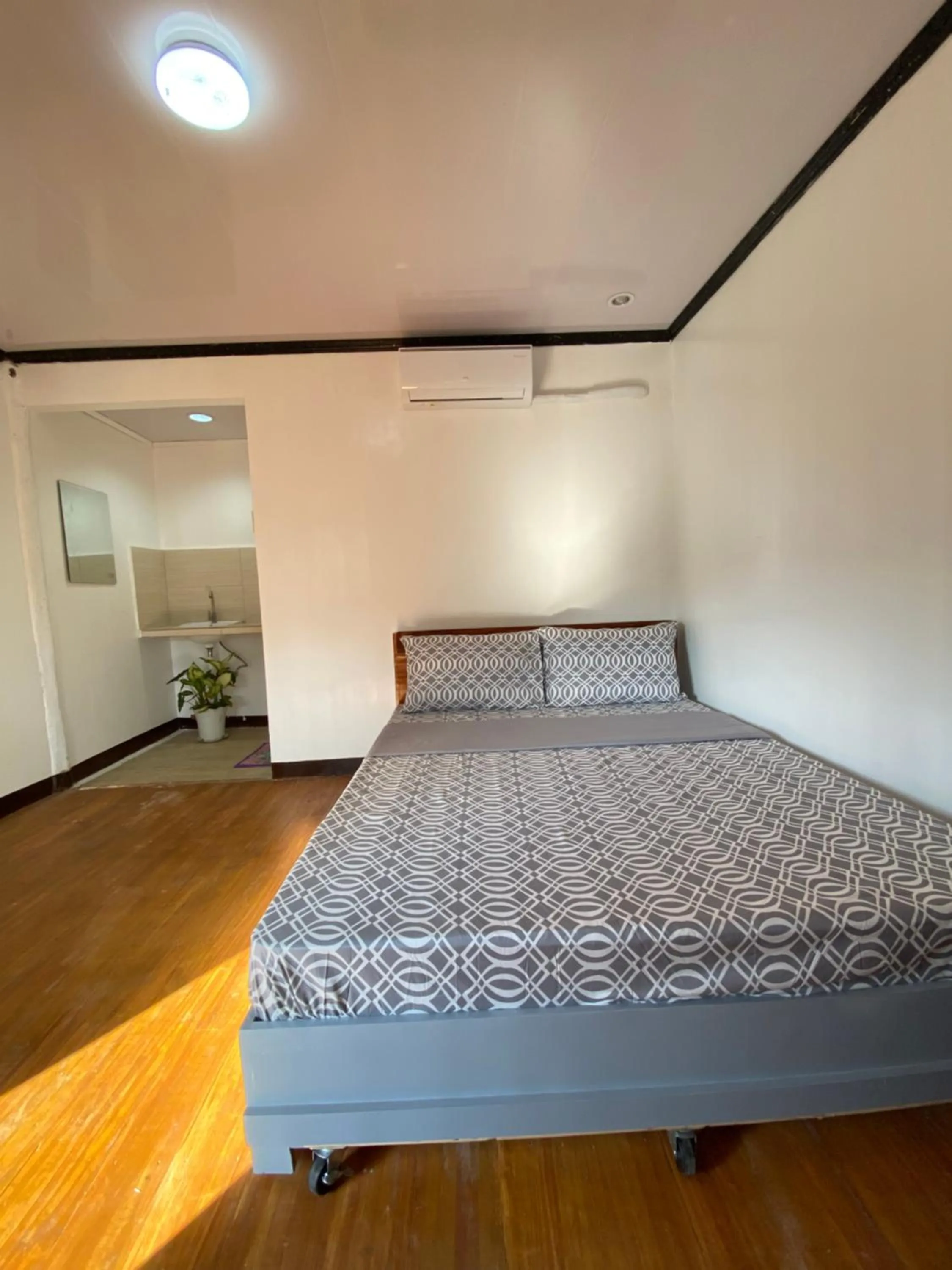 Bed in MiL's Hillside Tourist Inn