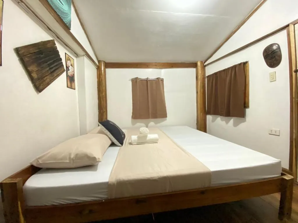 Bed in MiL's Hillside Tourist Inn