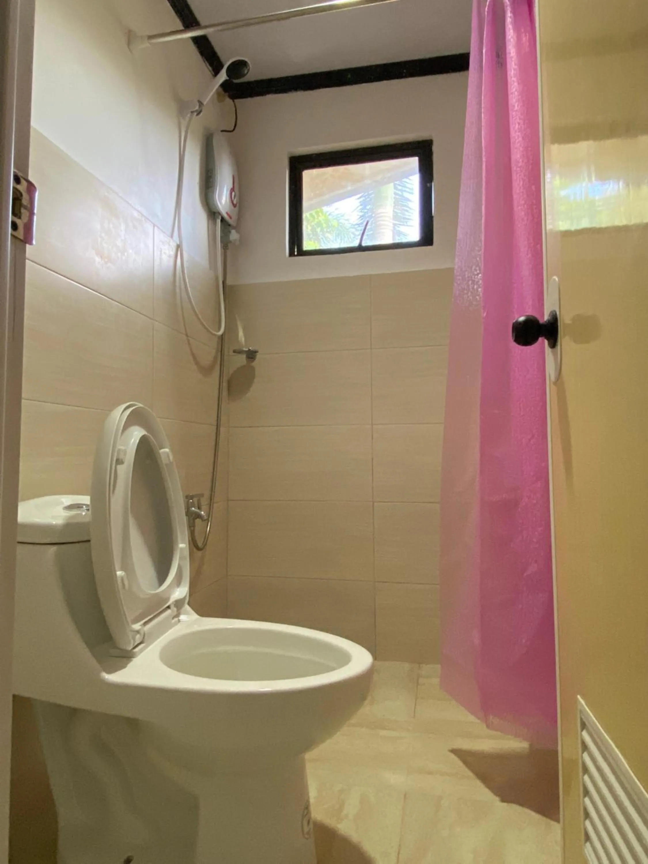 MiL's Hillside Tourist Inn