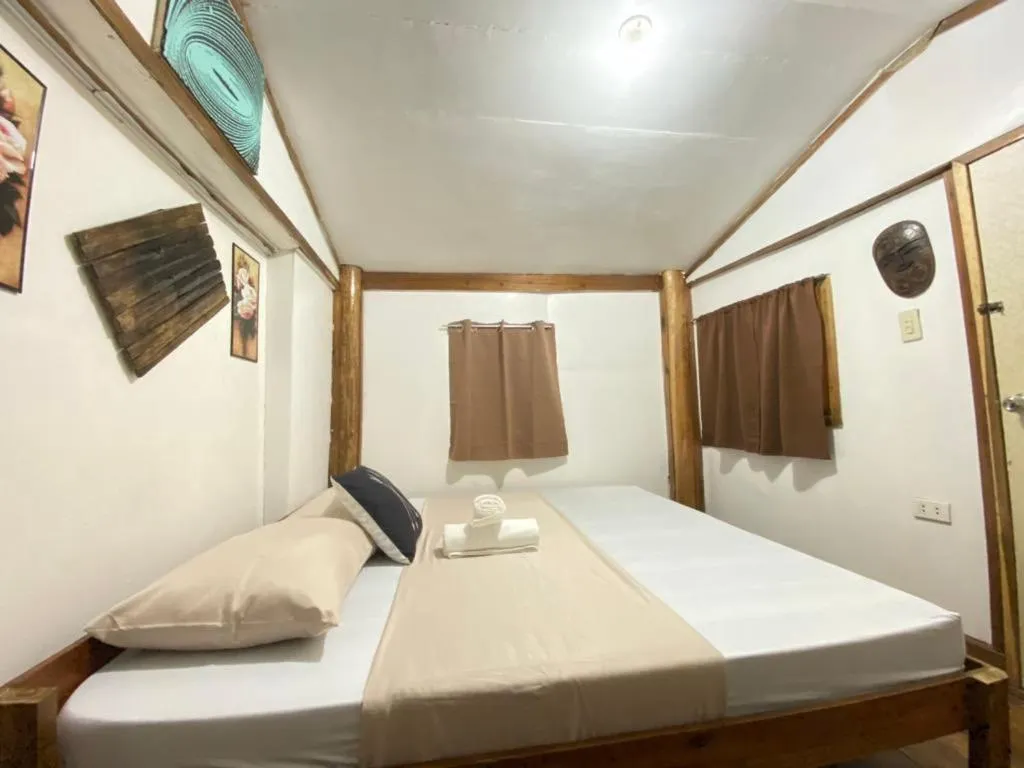 Bed in MiL's Hillside Tourist Inn