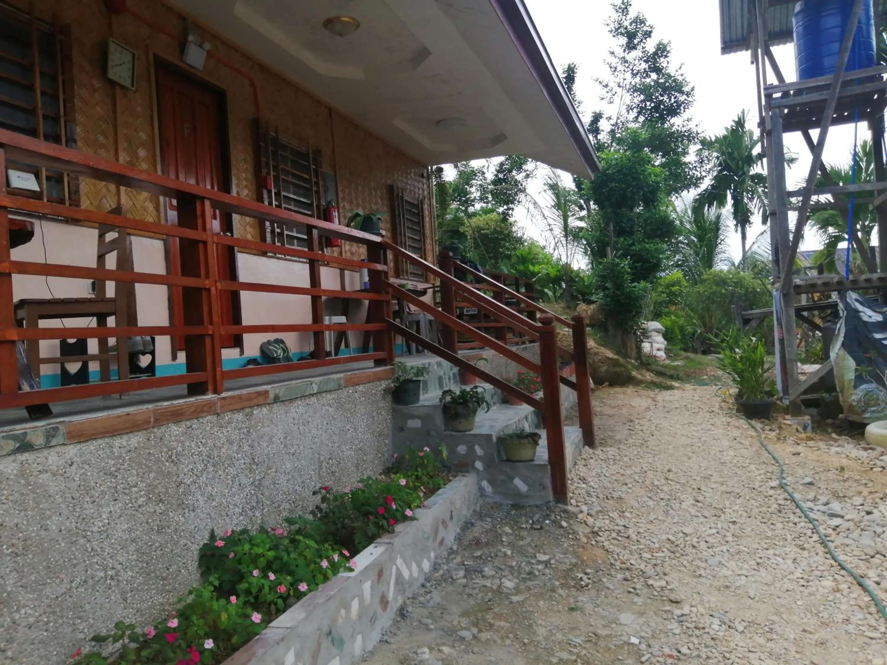 MiL's Hillside Tourist Inn