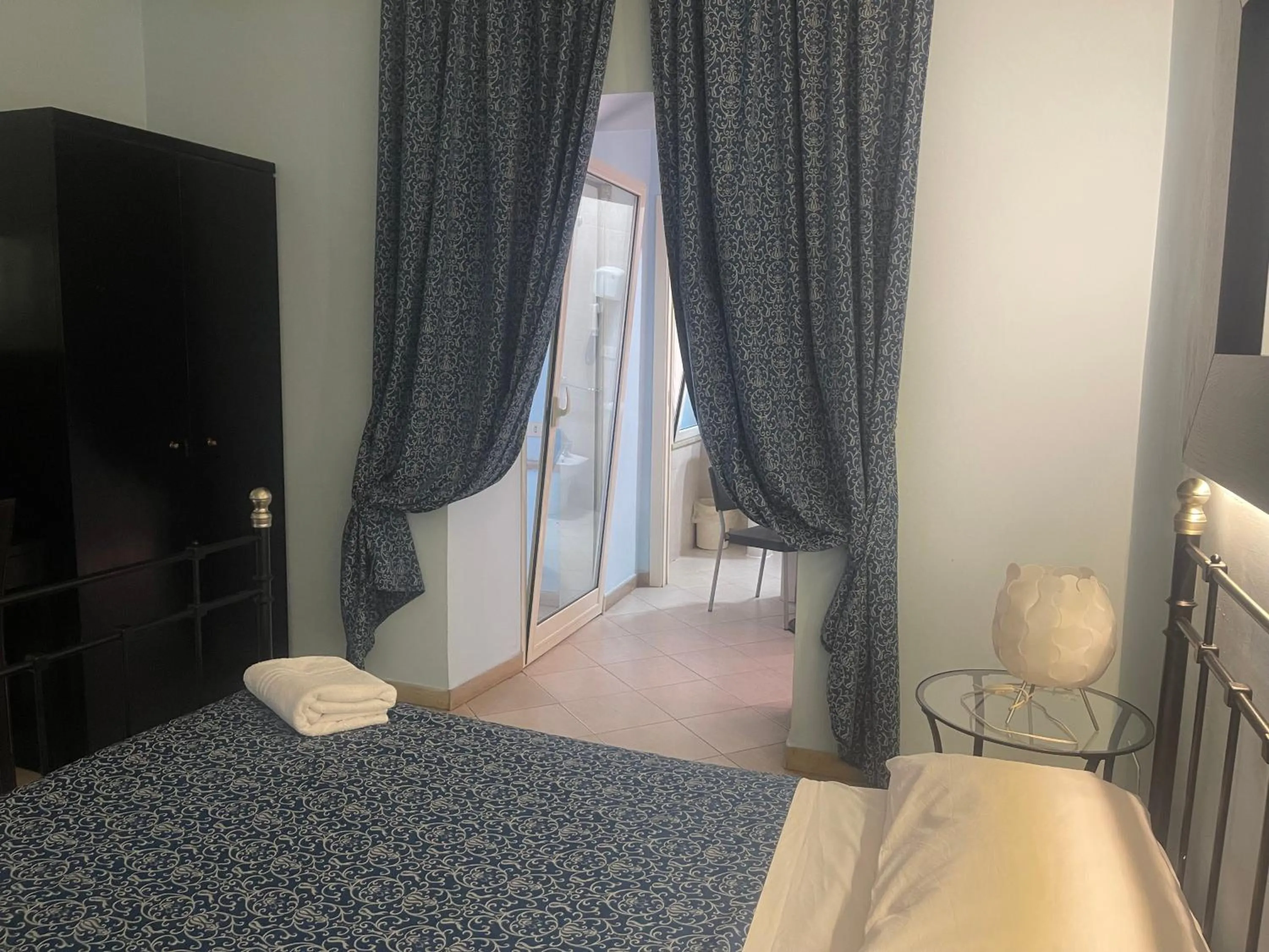 Bed in Residence Lodi