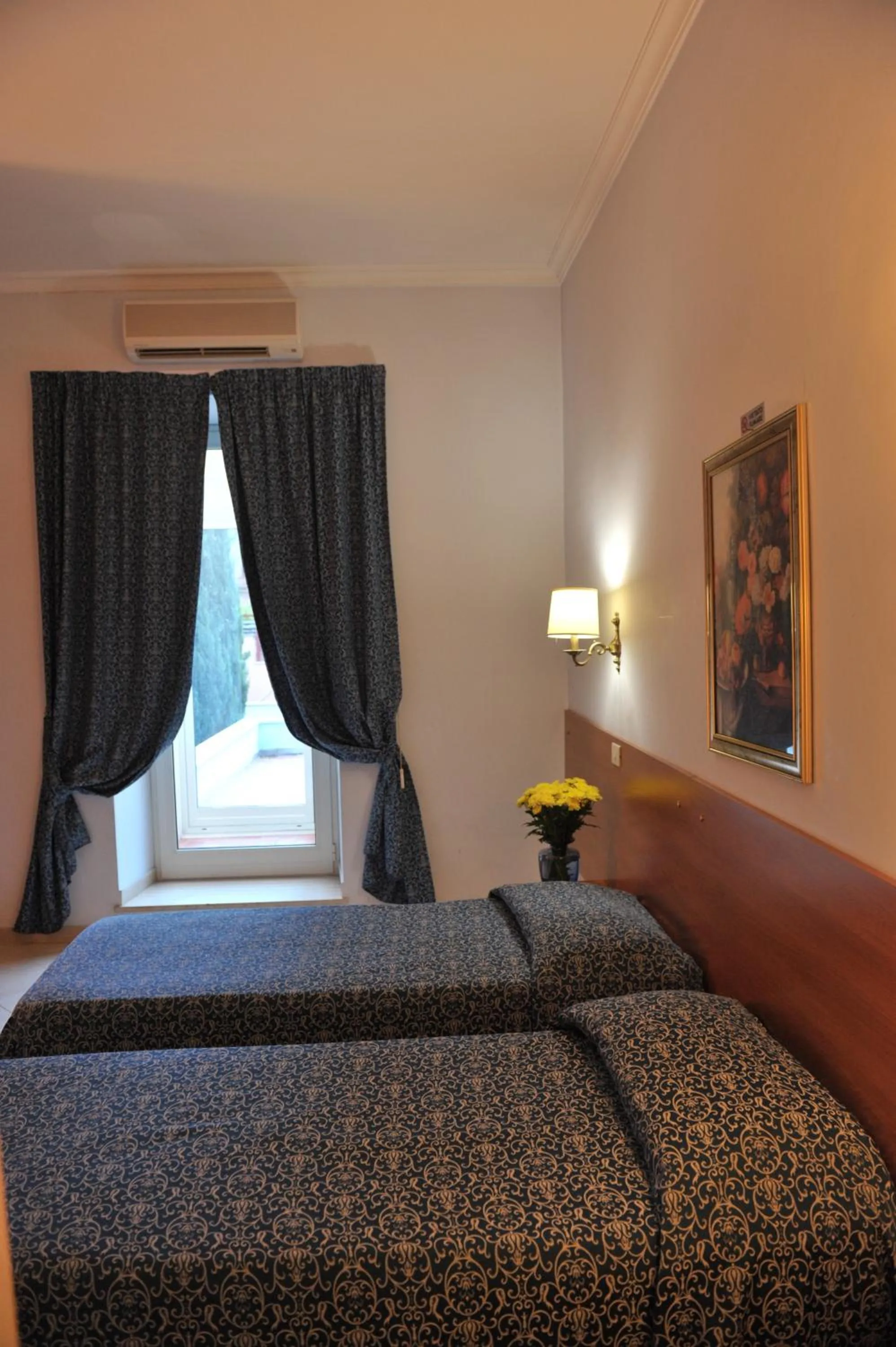 Bed in Residence Lodi