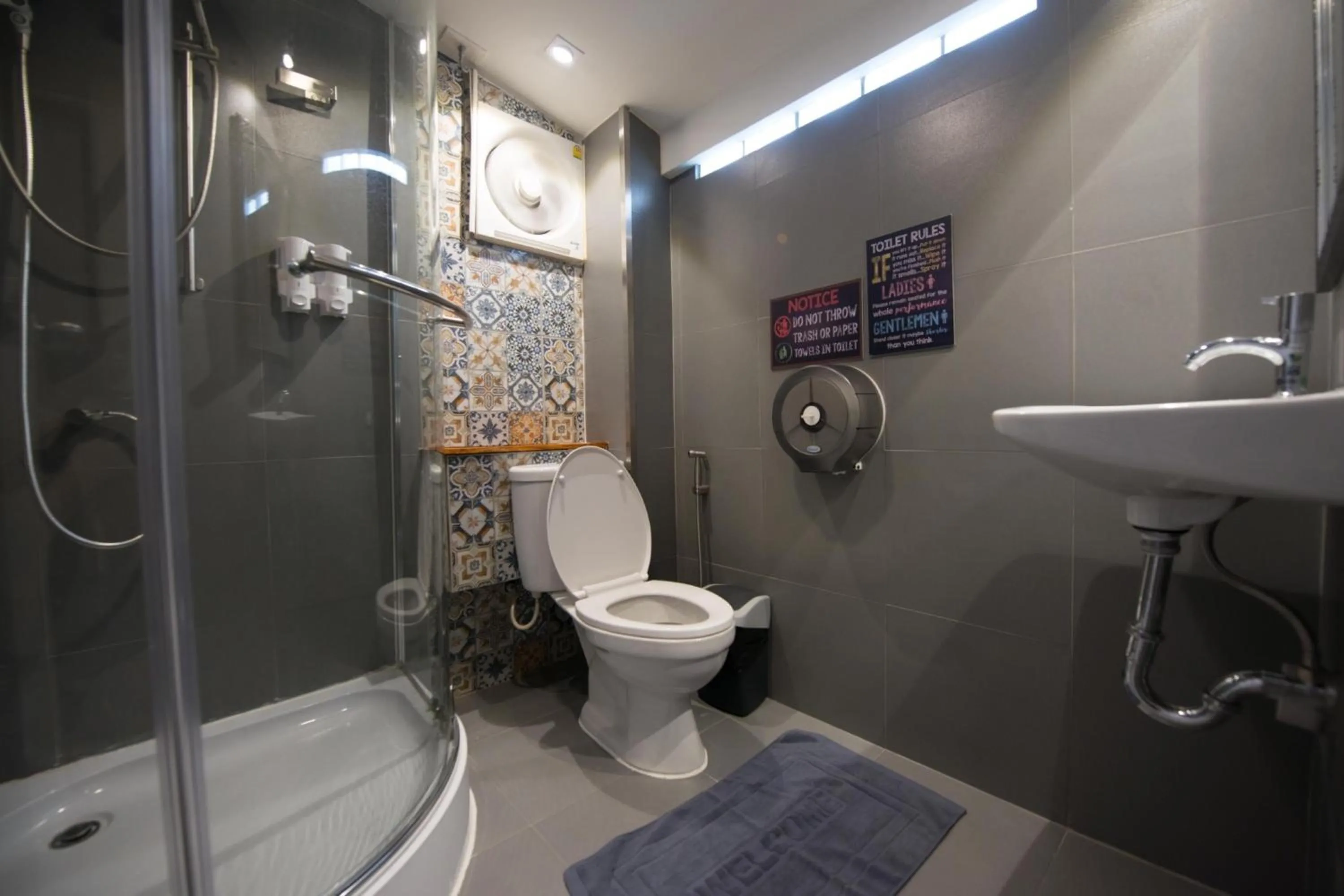 Bathroom in 4SHARE Hostel