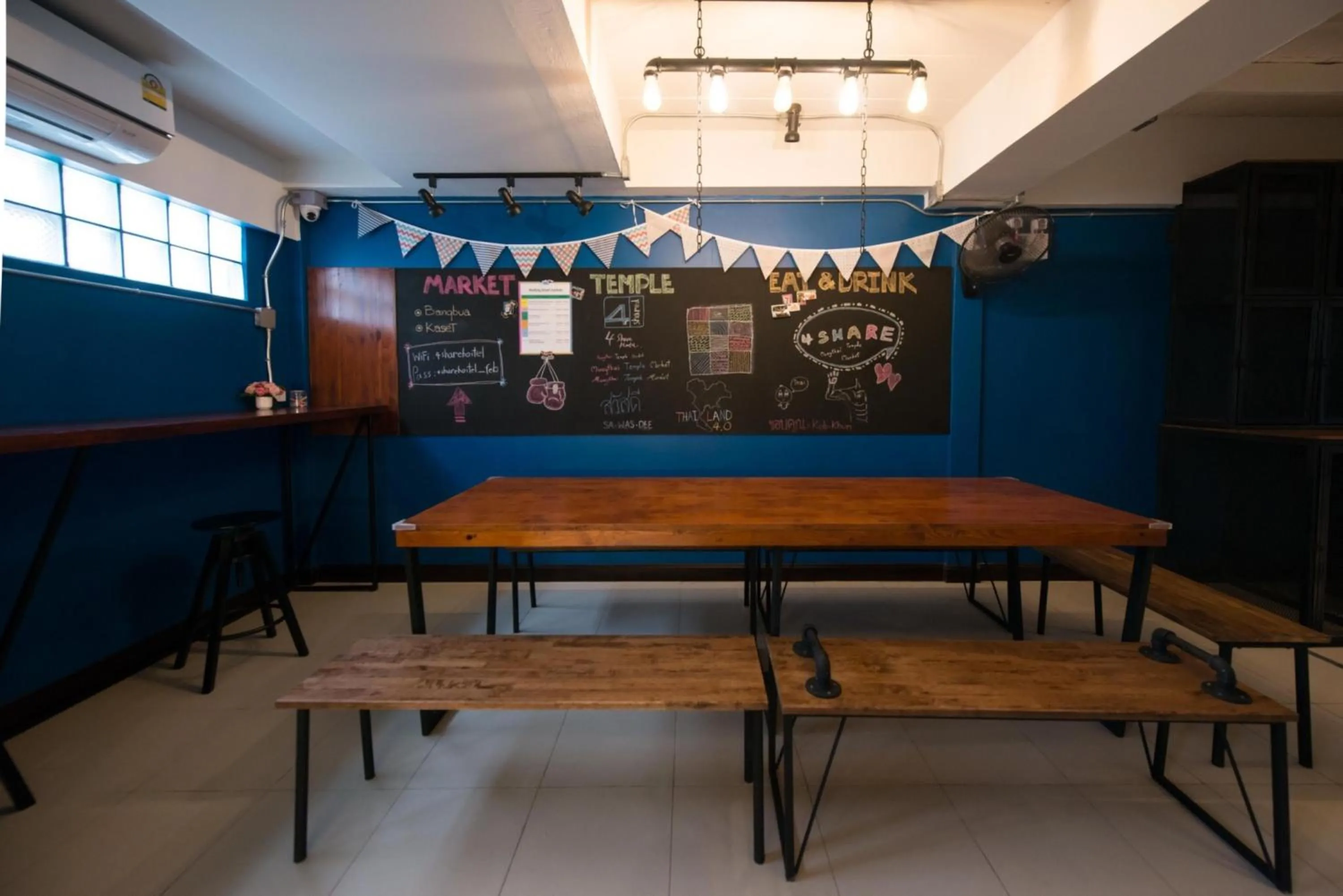 Lounge or bar in 4SHARE Hostel