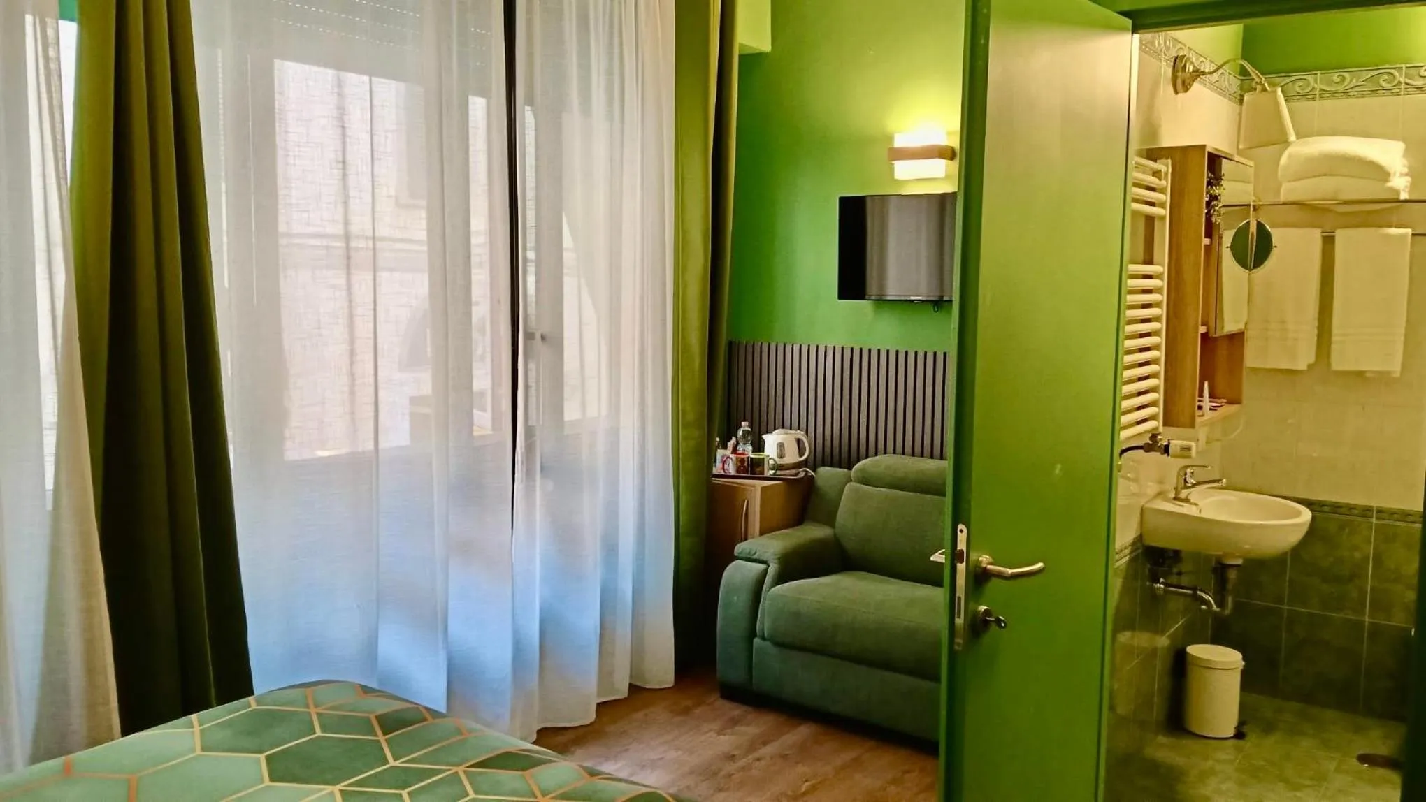 Shower in BOBOTEL ROOMS City Center