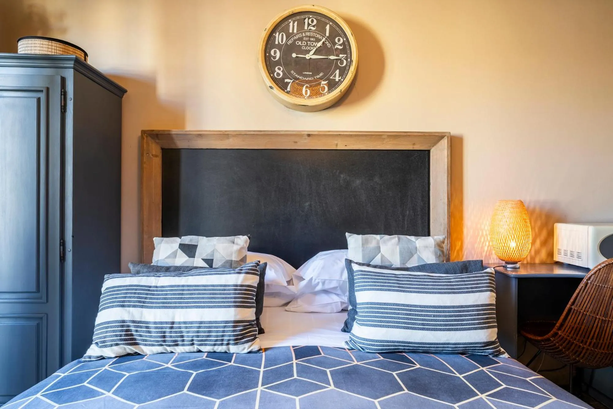 Photo of the whole room, Bed in BOBOTEL ROOMS City Center