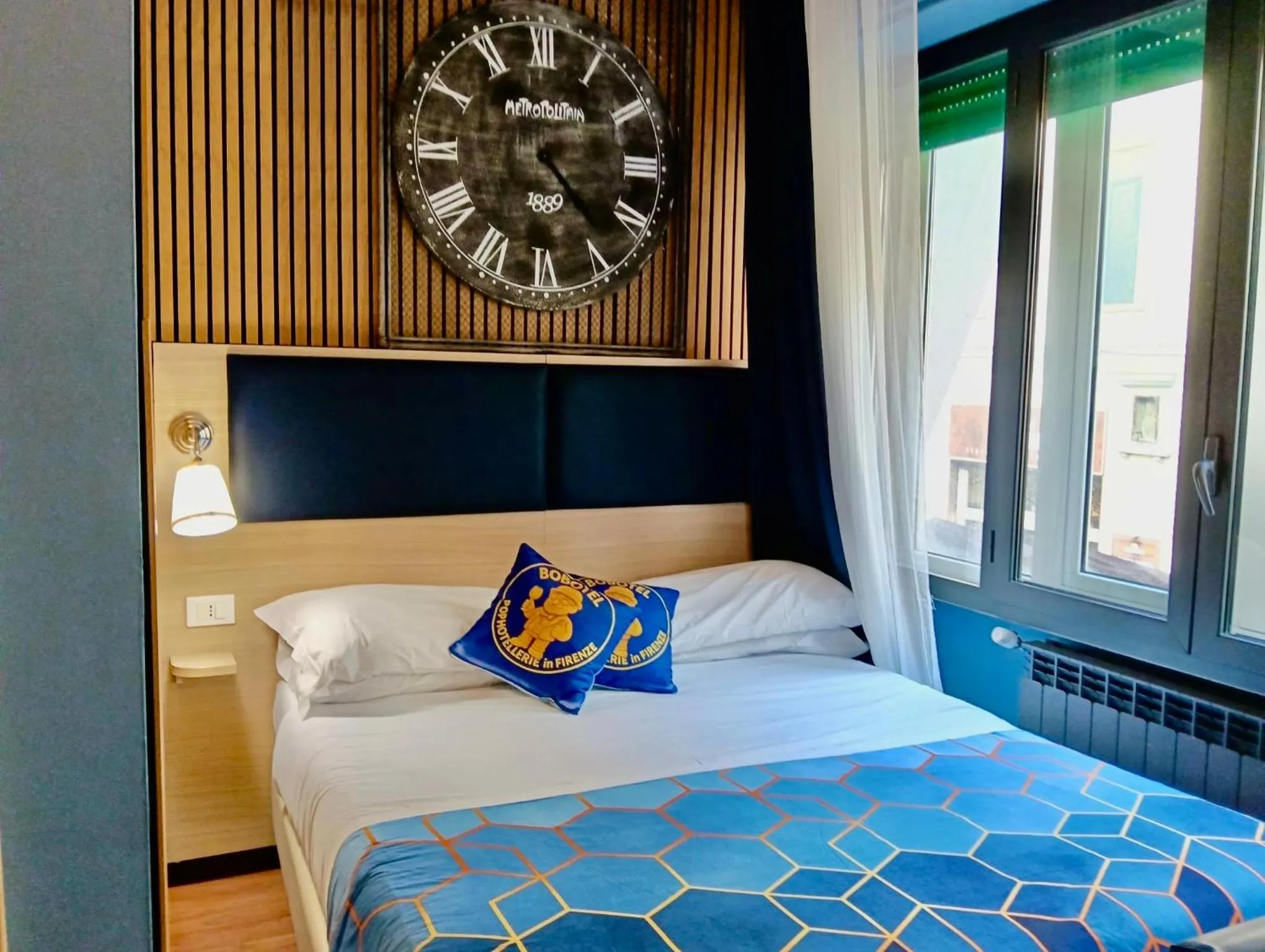 Photo of the whole room, Bed in BOBOTEL ROOMS City Center