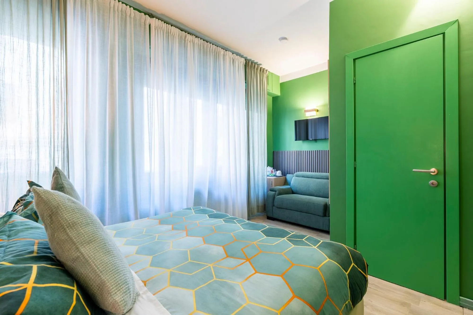 Photo of the whole room, Bed in BOBOTEL ROOMS City Center