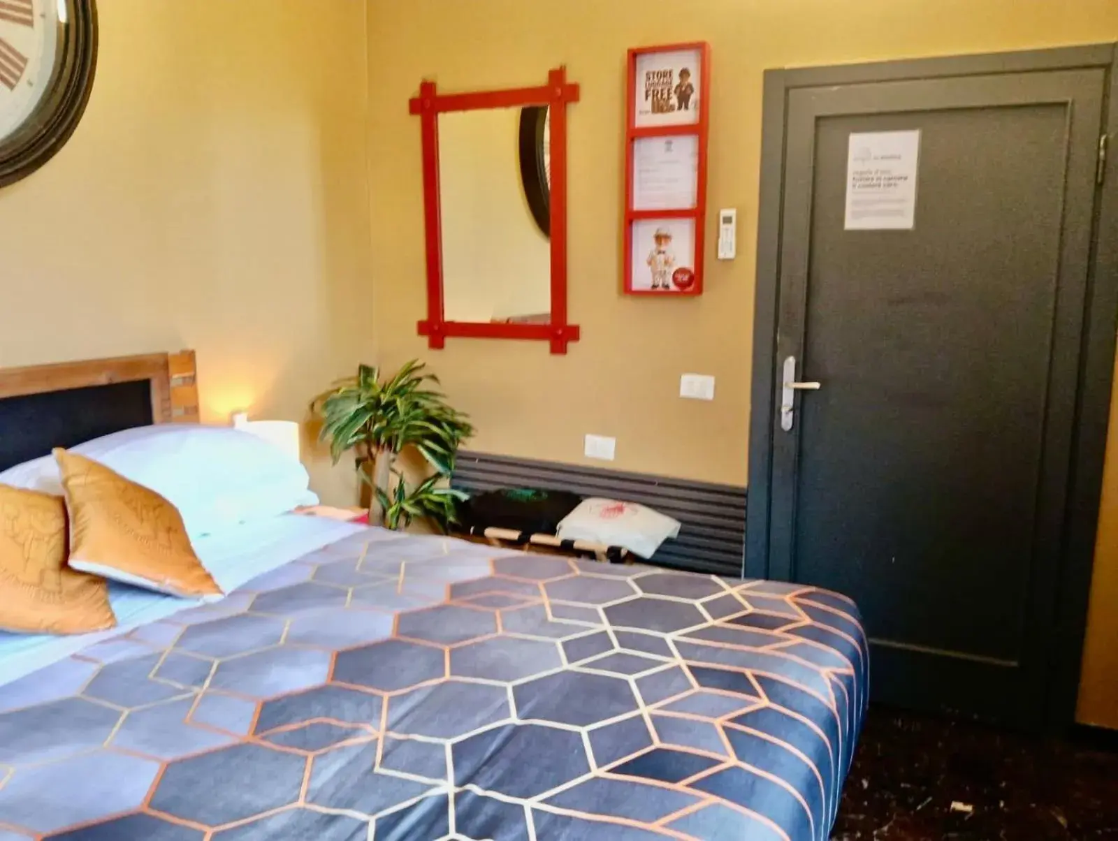 Double Room with Private External Bathroom in BOBOTEL ROOMS City Center Double Room with Private External Bathroom in BOBOTEL ROOMS City Center