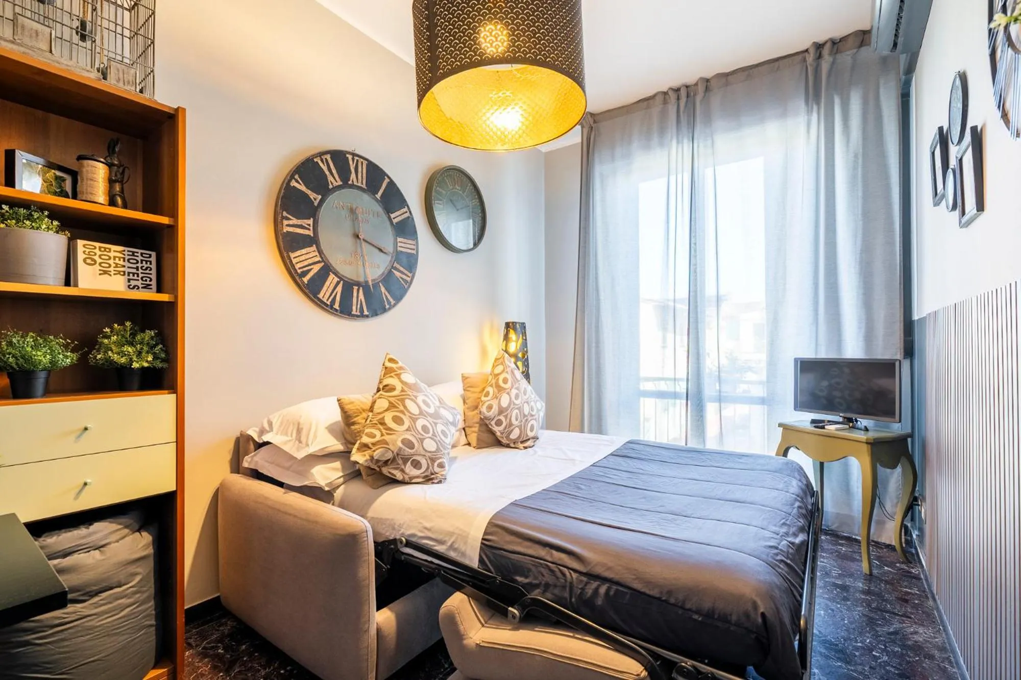 Living room, Bed in BOBOTEL ROOMS City Center