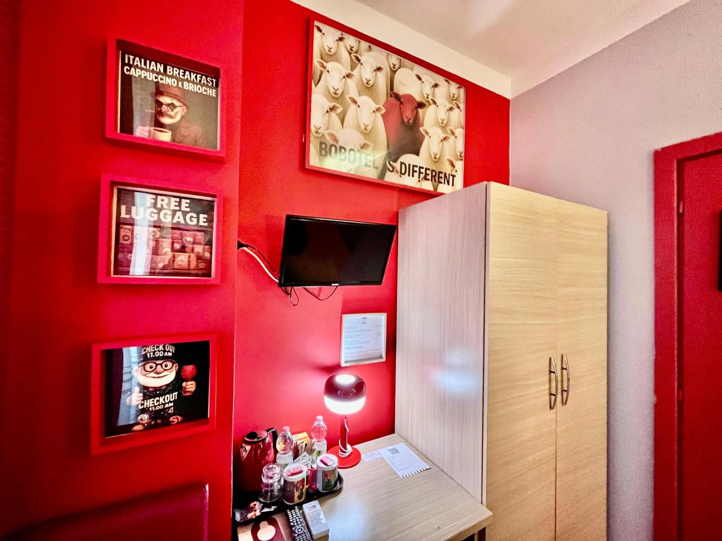 TV and multimedia in BOBOTEL ROOMS City Center