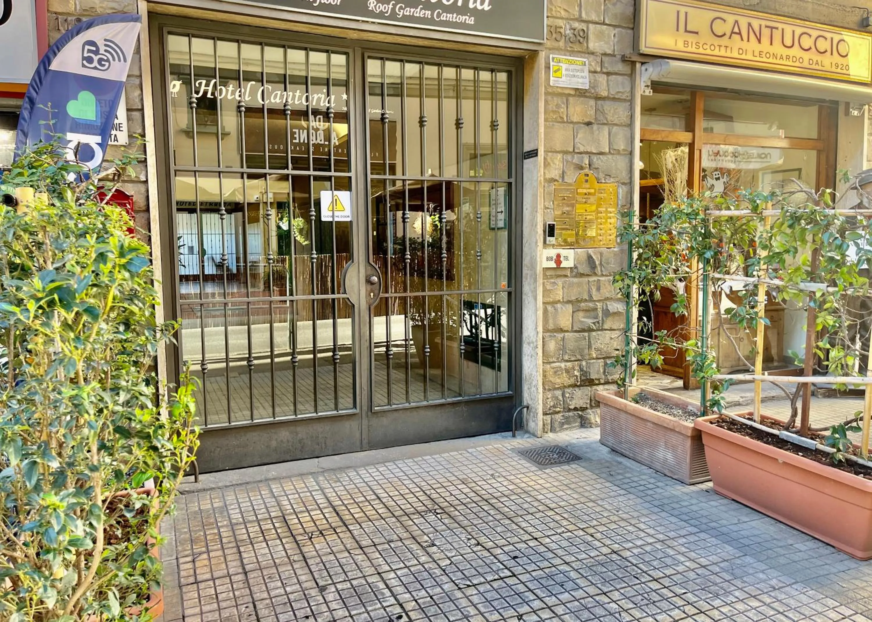 Facade/entrance in BOBOTEL ROOMS City Center