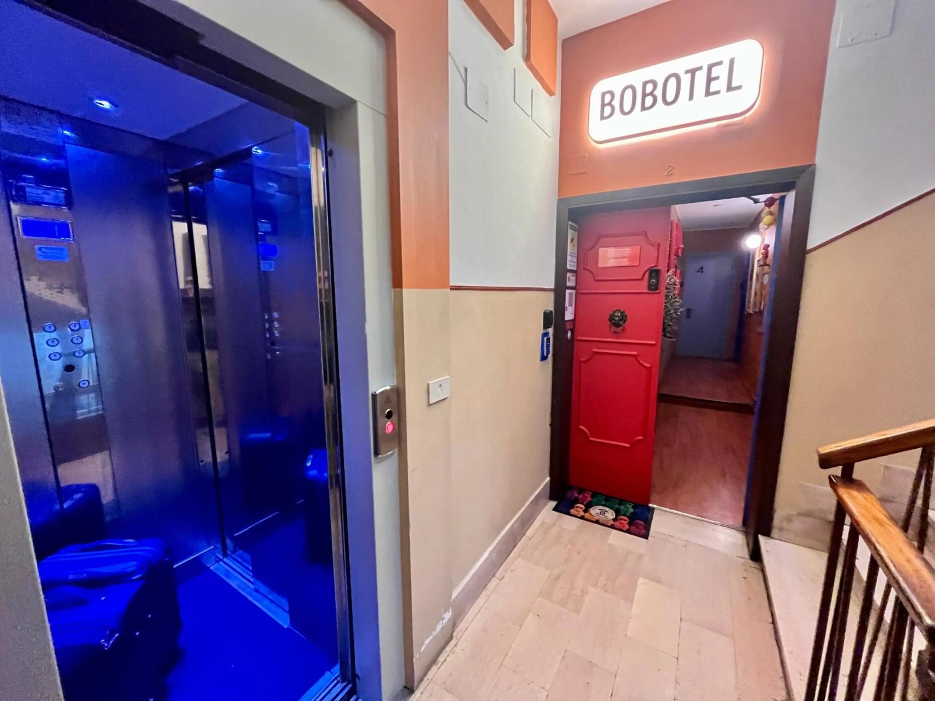 Lobby or reception in BOBOTEL ROOMS City Center