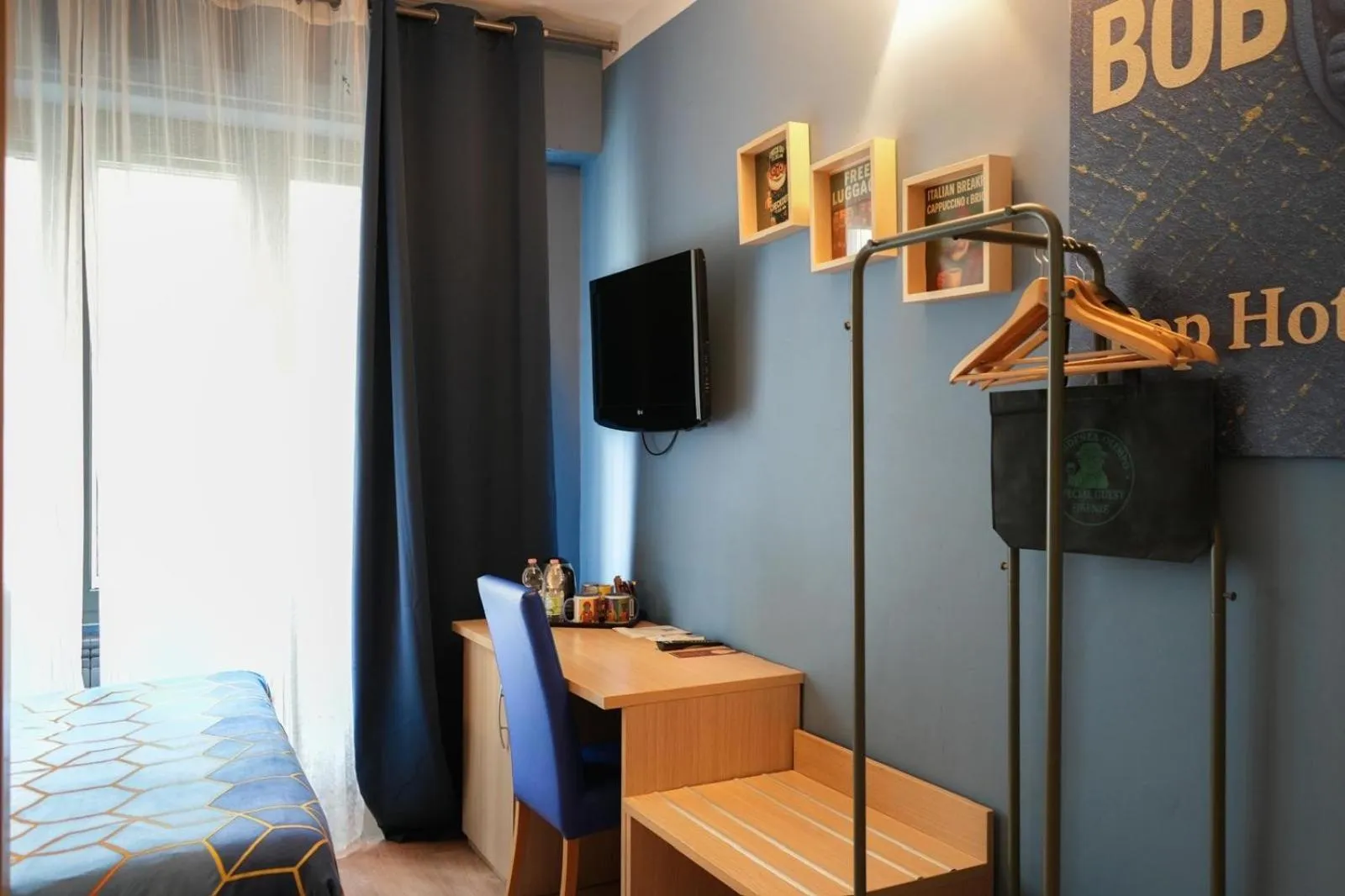 TV and multimedia in BOBOTEL Rooms in City Center