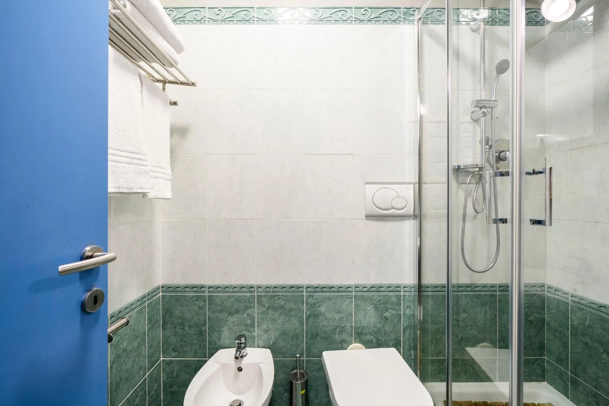 Shower in BOBOTEL ROOMS City Center