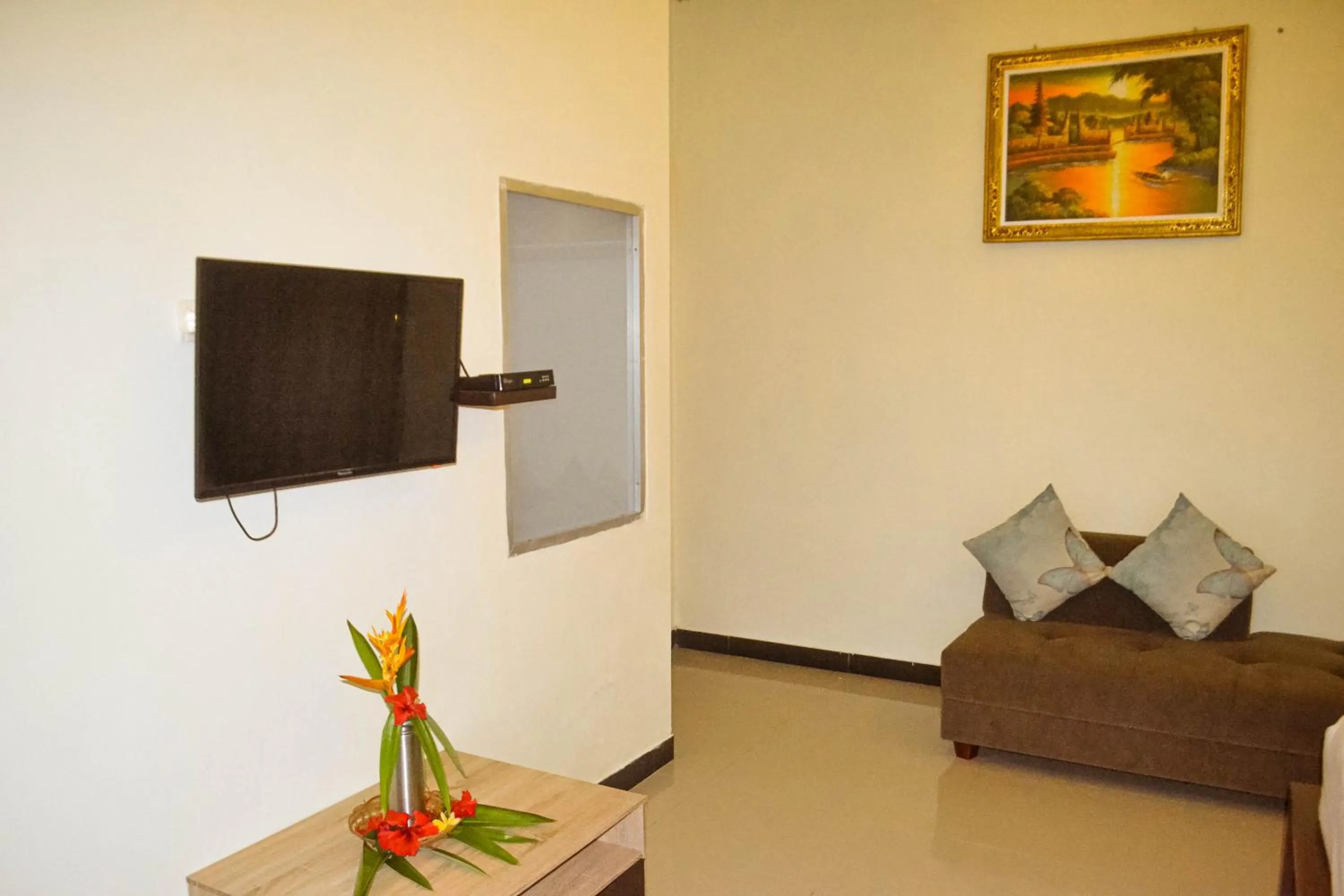 Communal lounge/ TV room in Cave Beach Bungalow