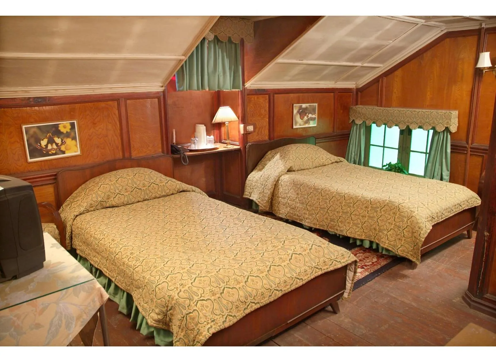 Bed in WelcomHeritage Taragarh Palace