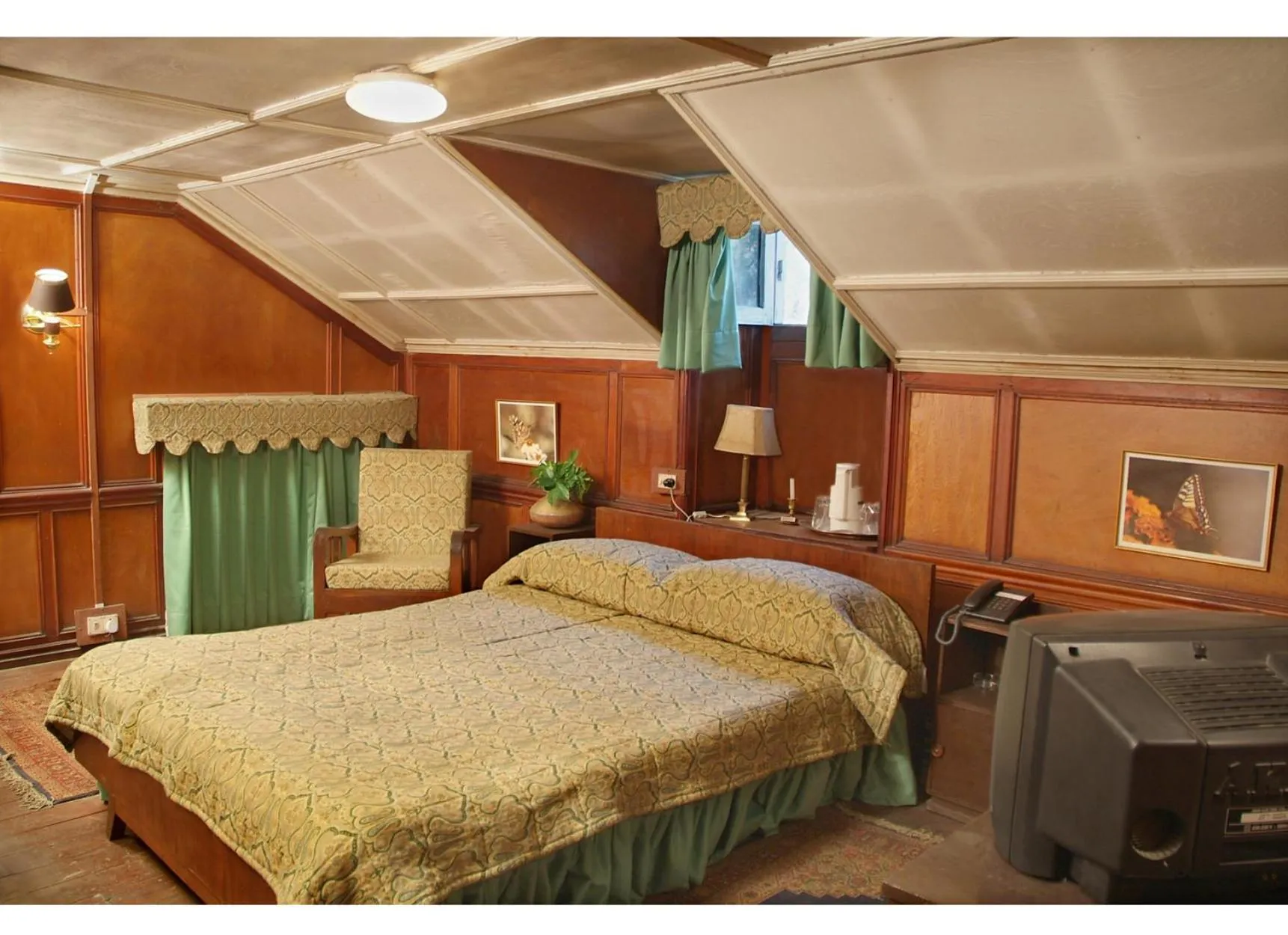 Bed in WelcomHeritage Taragarh Palace