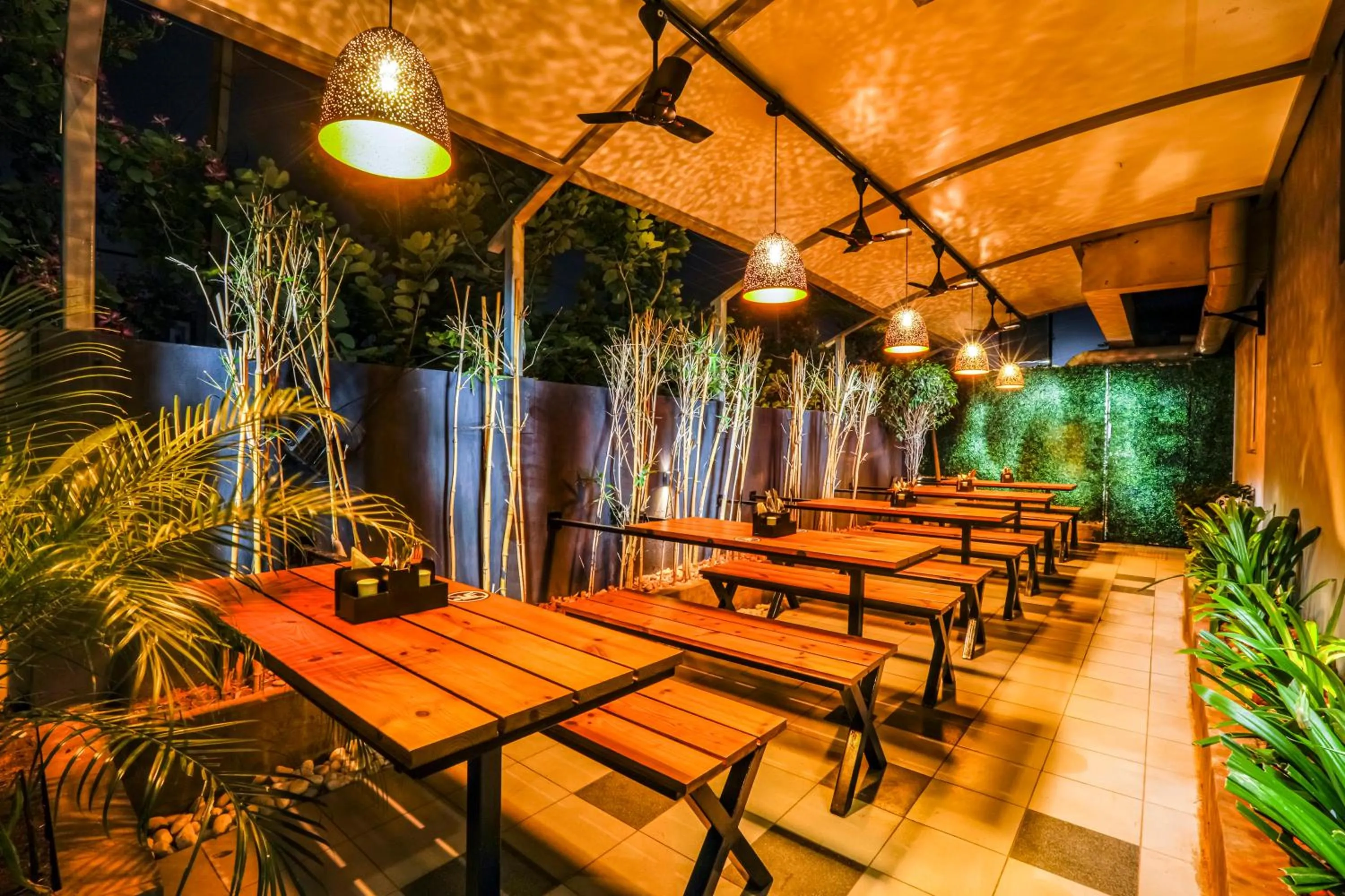 Restaurant/places to eat in Floressa Randa Business Hotel