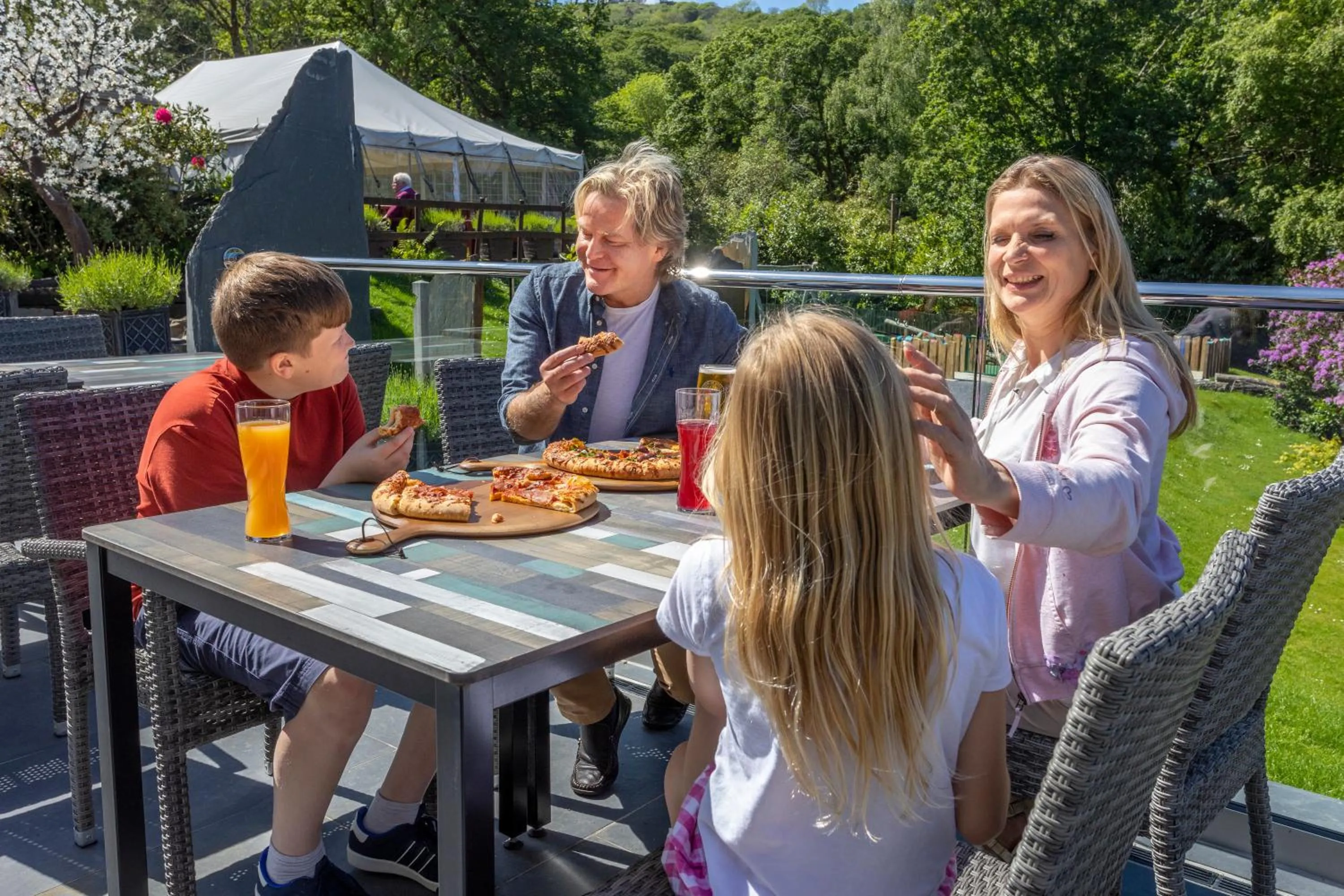 Restaurant/places to eat in Aberdunant Hall Holiday Park