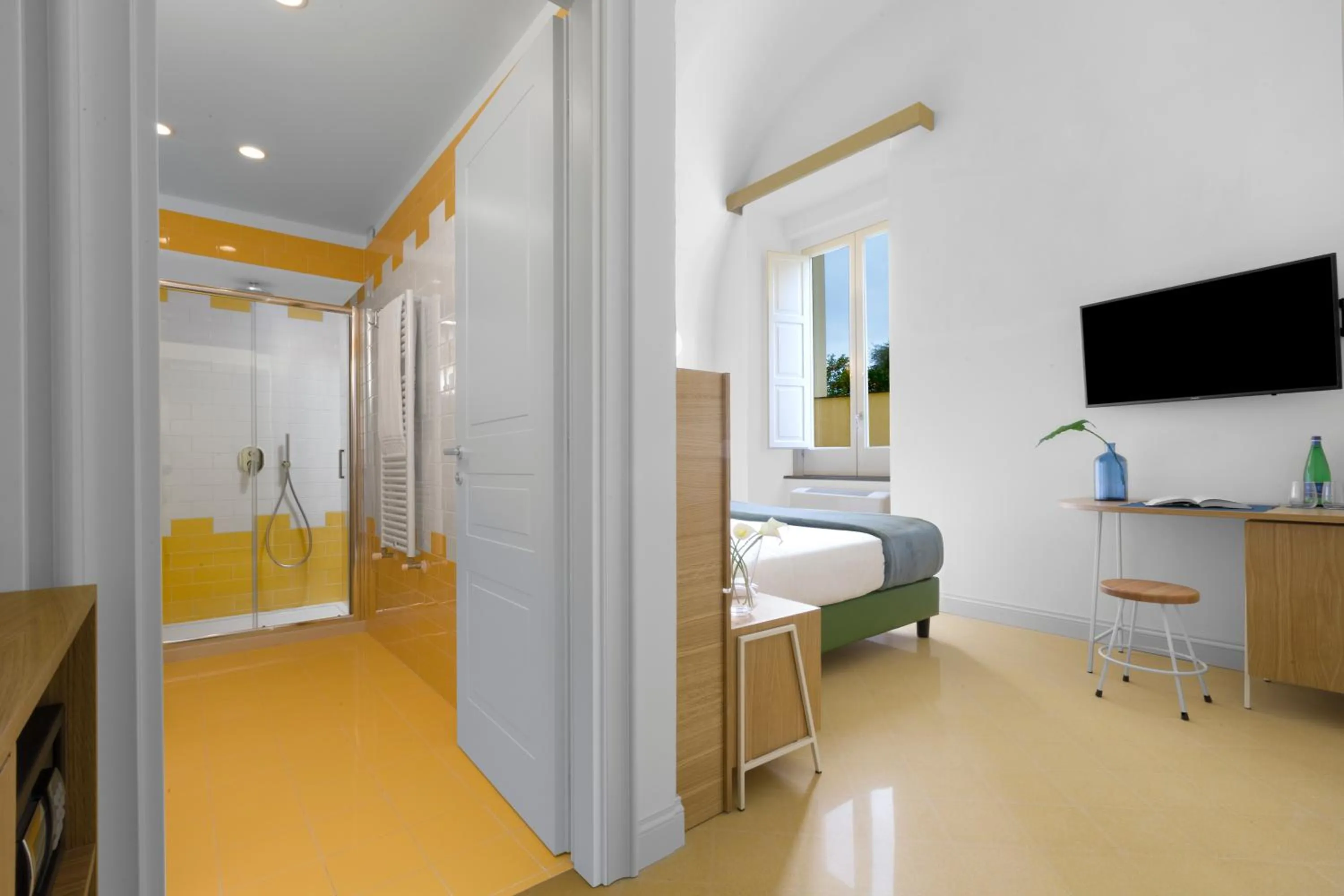 Shower, Bed in Unconventional Sorrento Coast