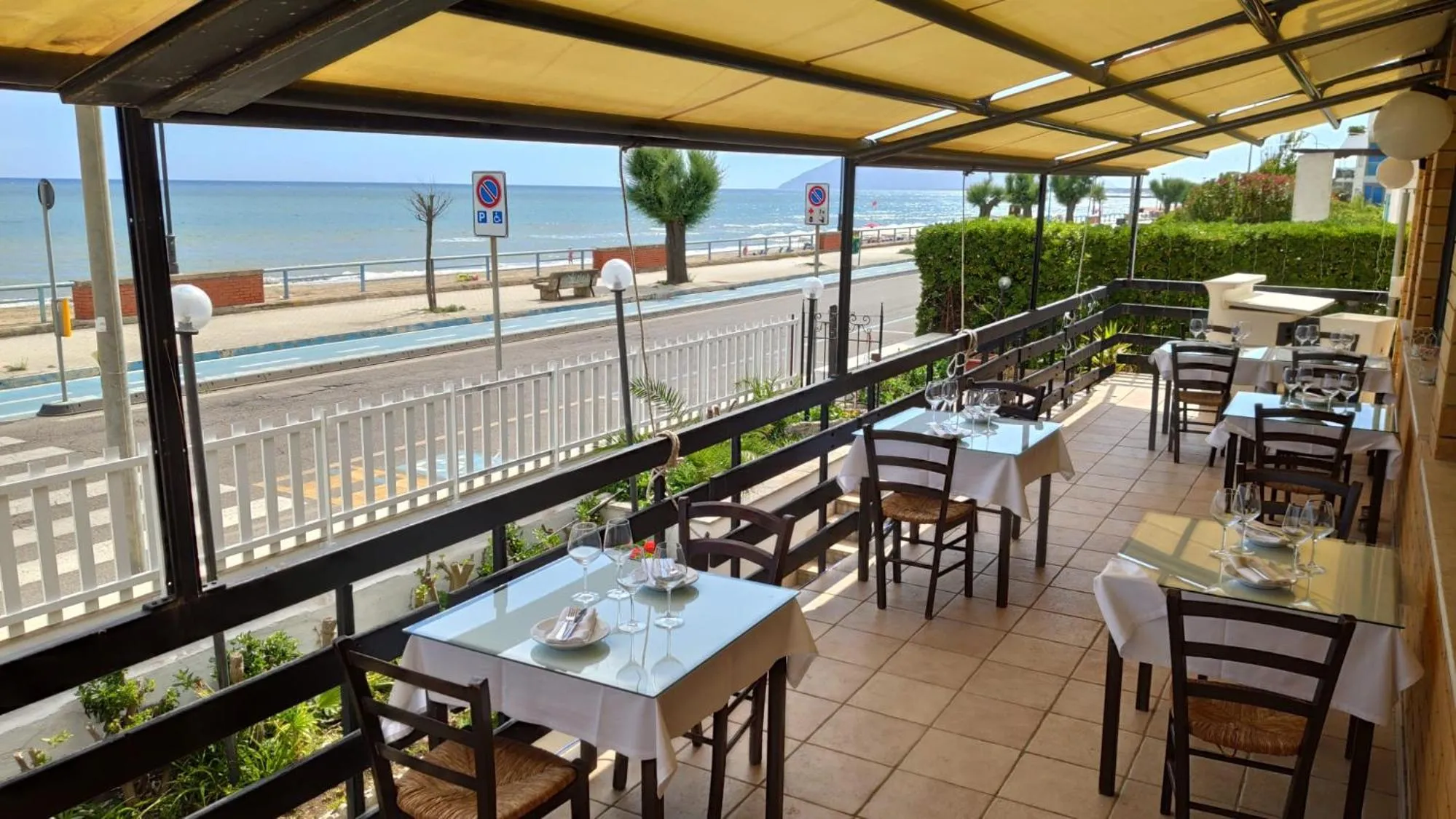 Restaurant/places to eat in Piccolo Hotel