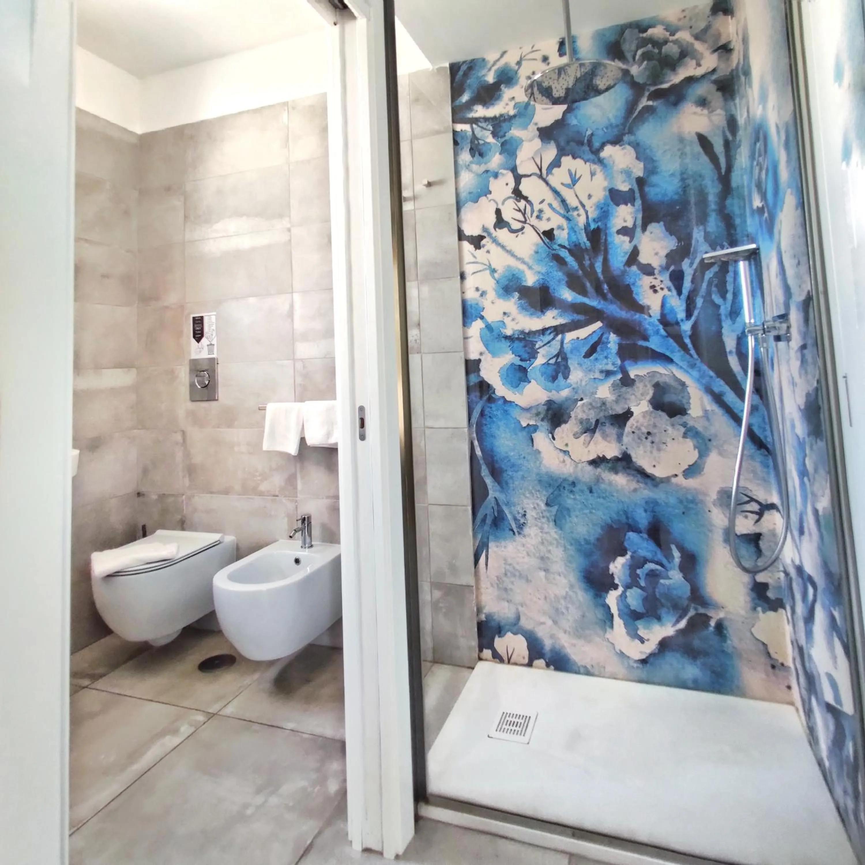 Shower in Piccolo Hotel