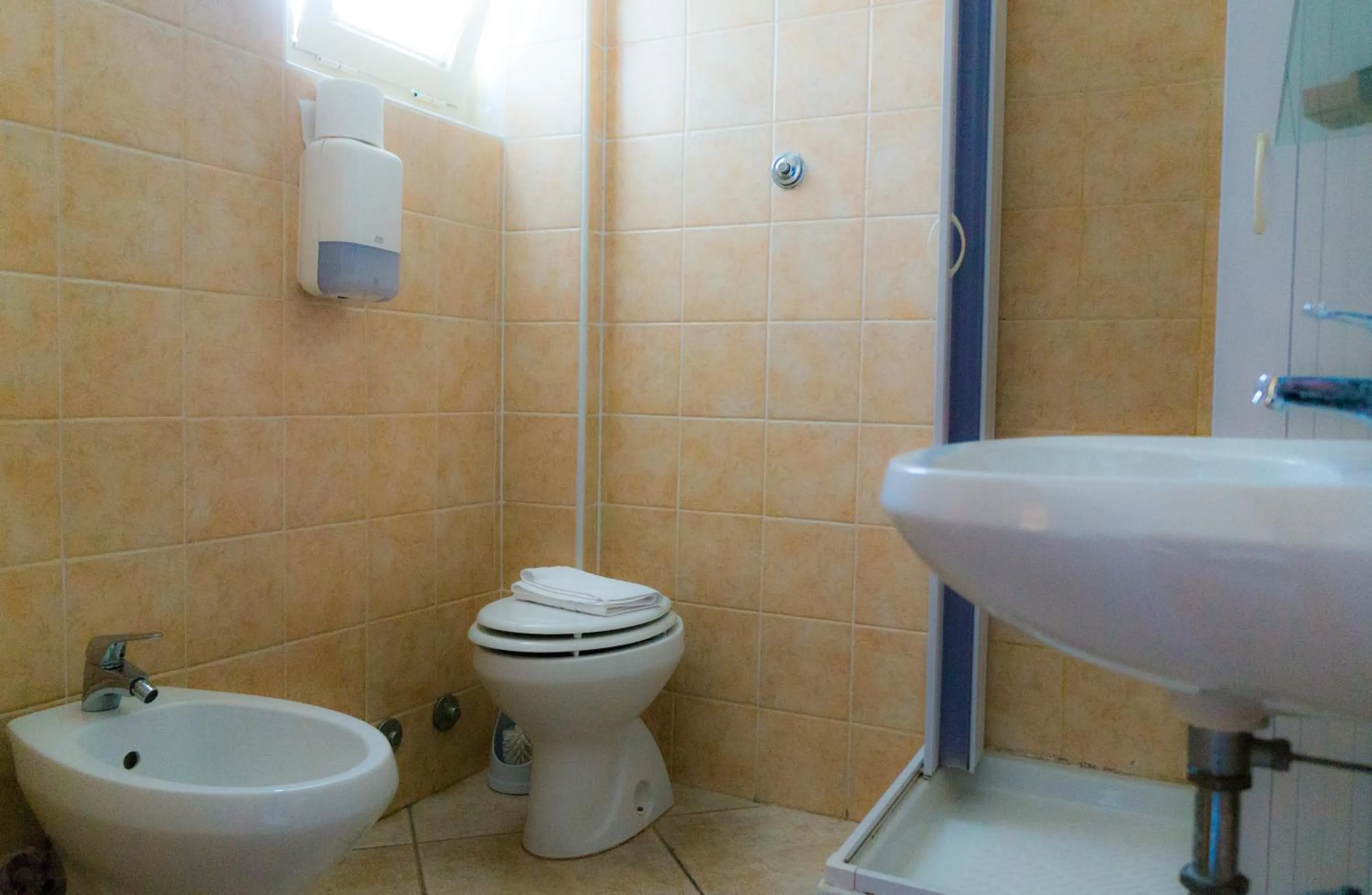 Toilet in Piccolo Hotel