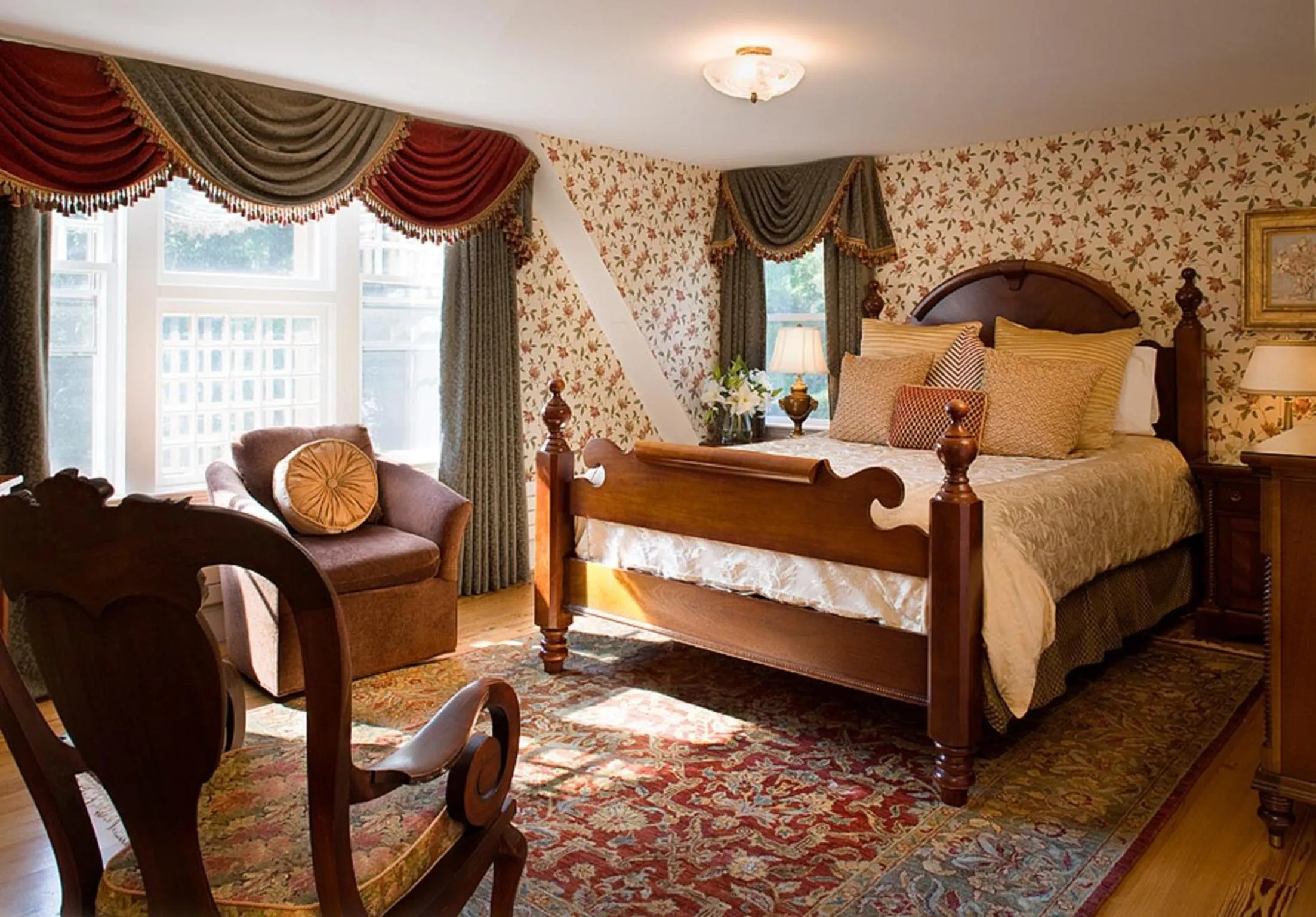 Photo of the whole room, Bed in Ivy Lodge