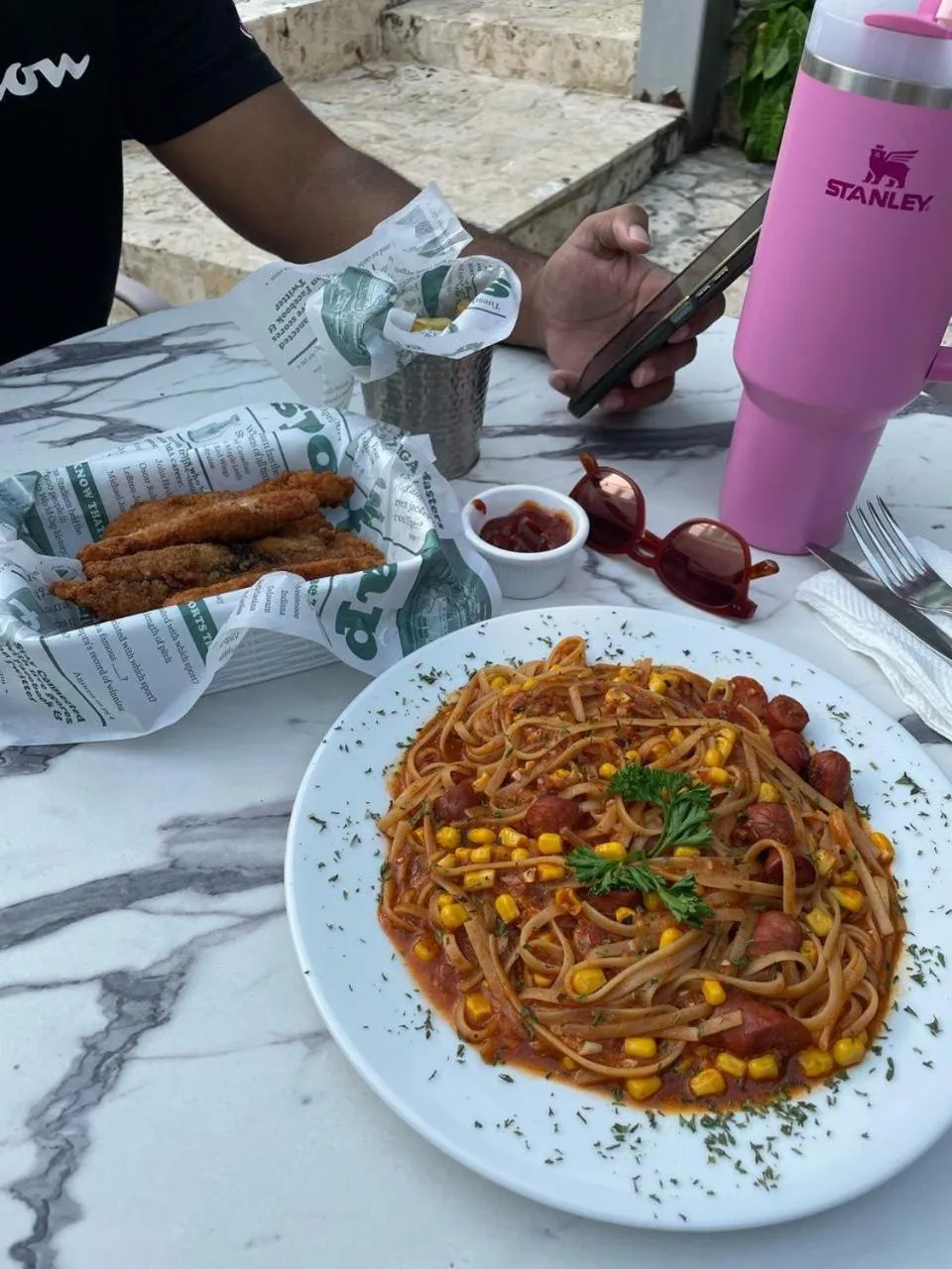 Restaurant/places to eat in Hotel Neptuno Refugio